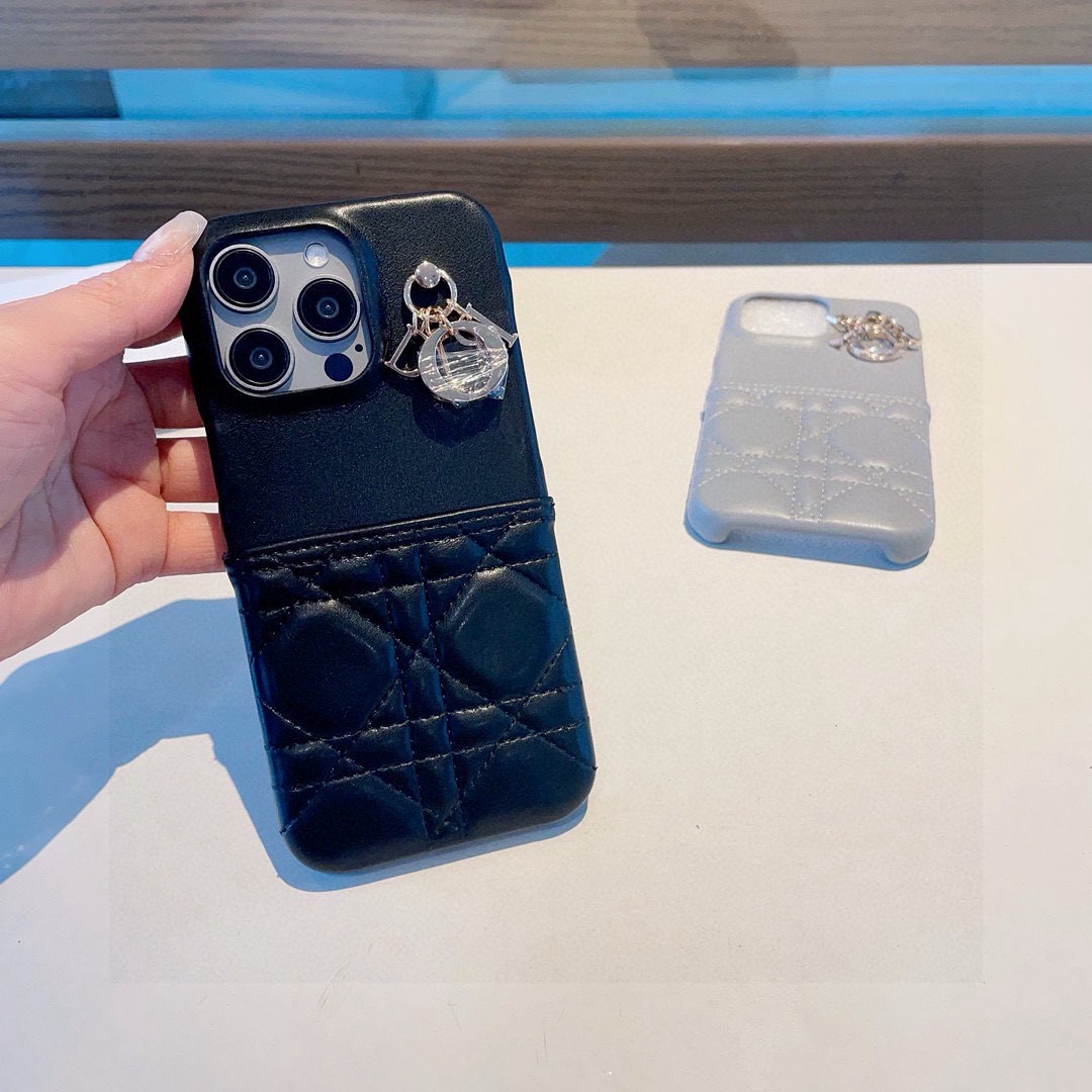 特批🉐️。Dior迪奥手机壳 戴妃格五金吊坠🎁官网1:1 同步更新🔥大牌原创设计型号：为了不出现报错型号