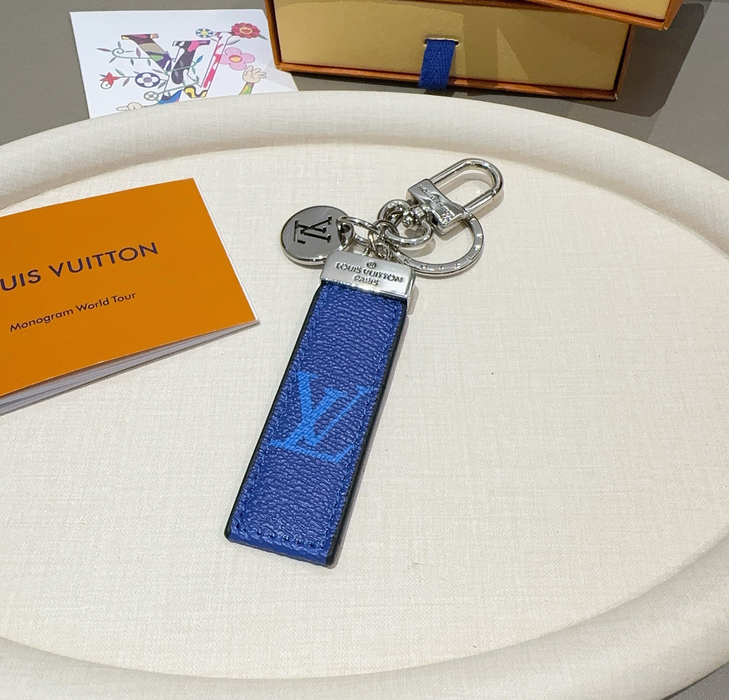 LV钥匙扣 车钥匙扣 挂件 借鉴旅行袋中的钥匙扣设计，可满足各种时尚品味的实用配饰。新版Monogram