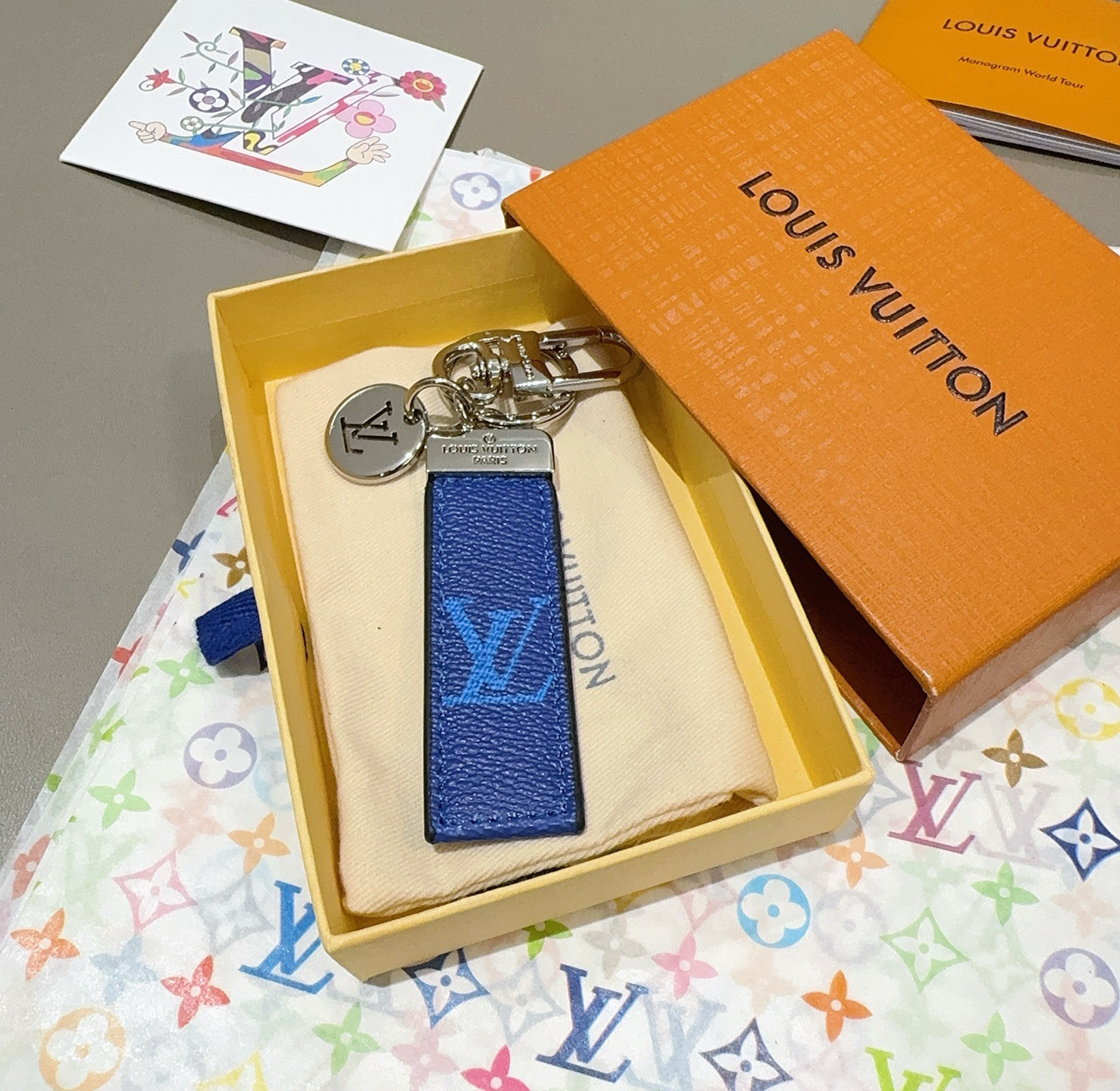 LV钥匙扣 车钥匙扣 挂件 借鉴旅行袋中的钥匙扣设计，可满足各种时尚品味的实用配饰。新版Monogram