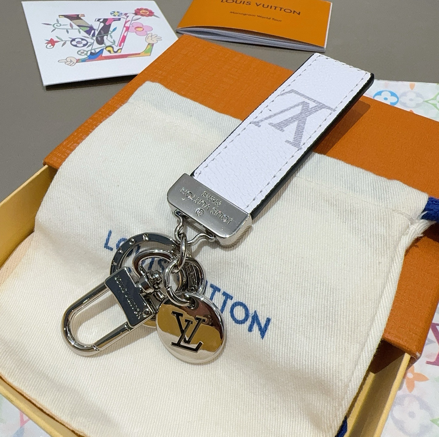 LV钥匙扣 车钥匙扣 挂件 借鉴旅行袋中的钥匙扣设计，可满足各种时尚品味的实用配饰。新版Monogram