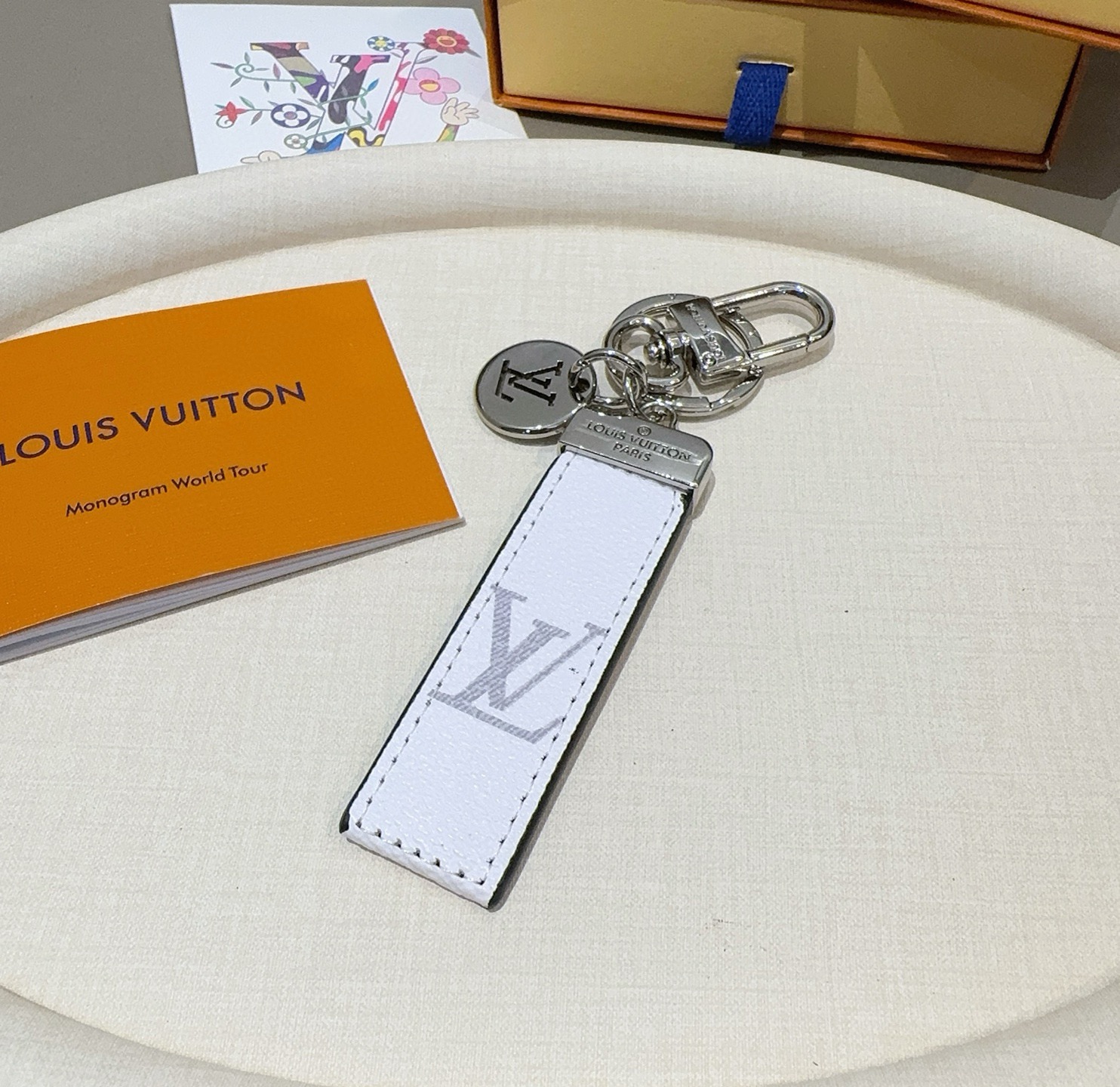 LV钥匙扣 车钥匙扣 挂件 借鉴旅行袋中的钥匙扣设计，可满足各种时尚品味的实用配饰。新版Monogram