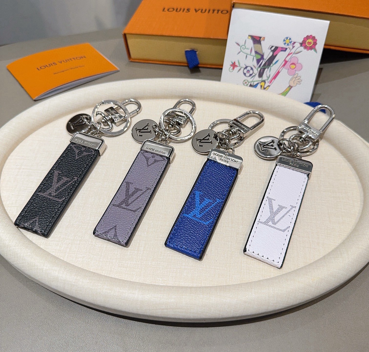 LV钥匙扣 车钥匙扣 挂件 借鉴旅行袋中的钥匙扣设计，可满足各种时尚品味的实用配饰。新版Monogram