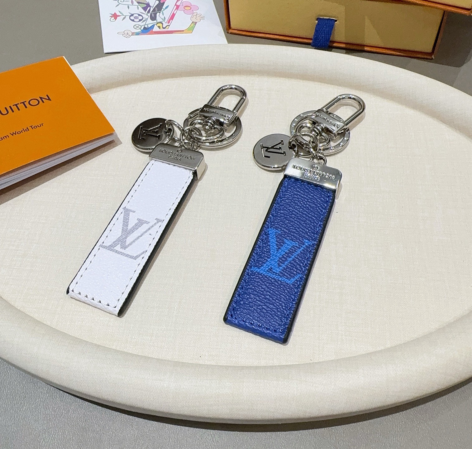 LV钥匙扣 车钥匙扣 挂件 借鉴旅行袋中的钥匙扣设计，可满足各种时尚品味的实用配饰。新版Monogram