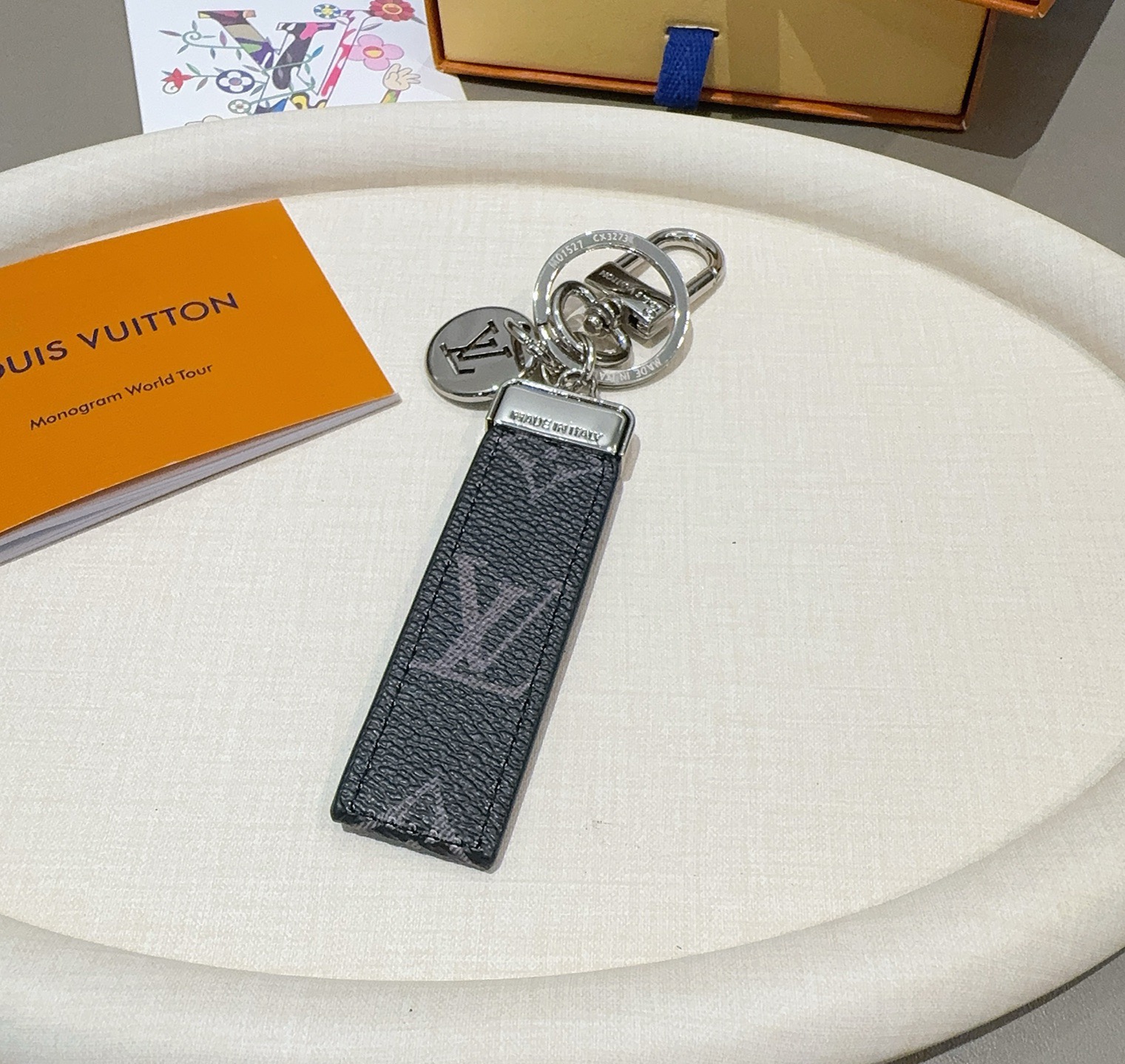 LV钥匙扣 车钥匙扣 挂件 借鉴旅行袋中的钥匙扣设计，可满足各种时尚品味的实用配饰。新版Monogram