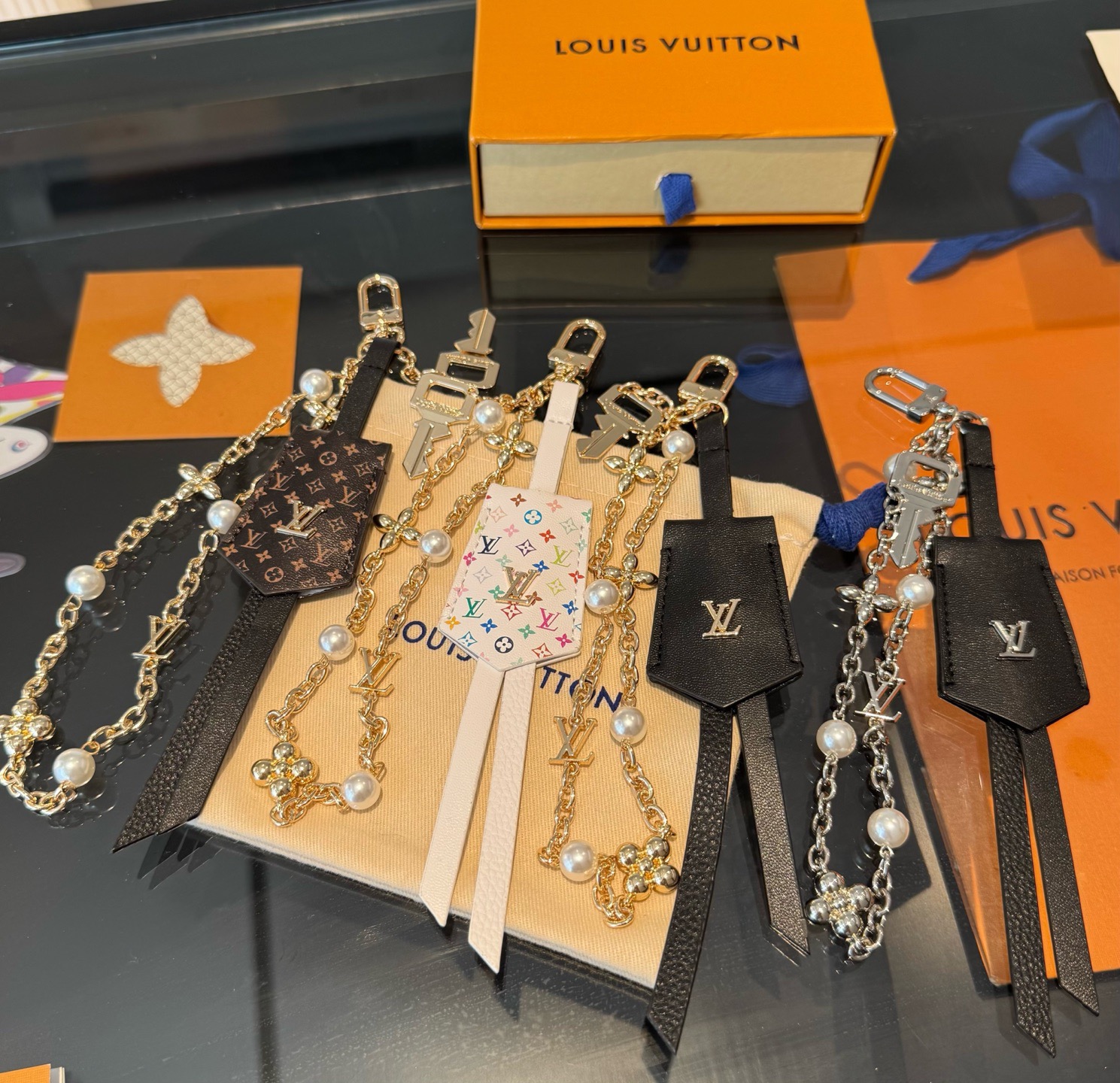 LV钥匙扣 官网新款 包包链条挂件 多功能链条 包饰&包包挂件本款链条包饰出自路易威登为耀目链条交错排布