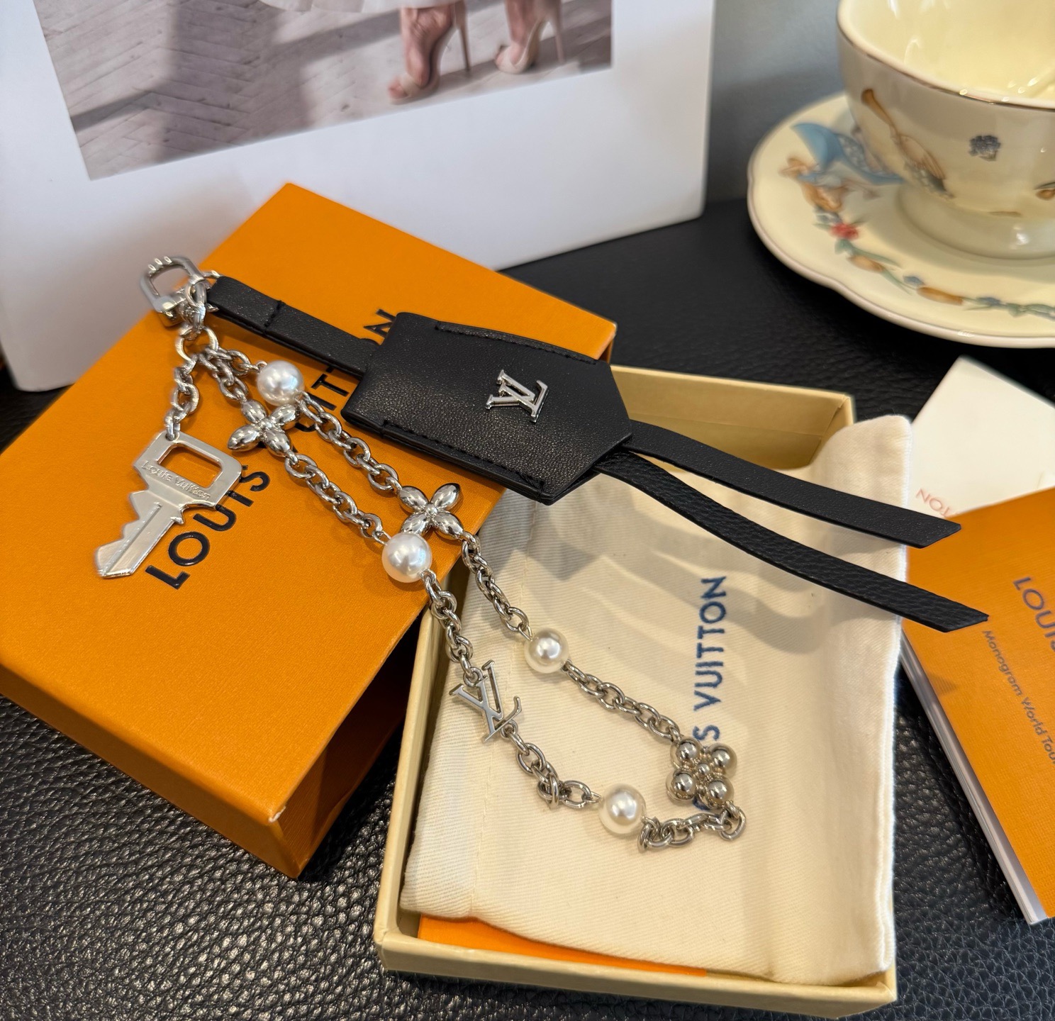 LV钥匙扣 官网新款 包包链条挂件 多功能链条 包饰&包包挂件本款链条包饰出自路易威登为耀目链条交错排布