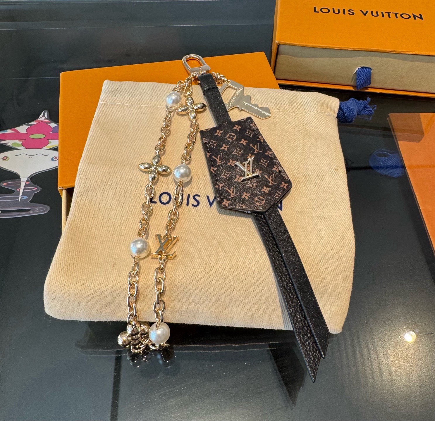 LV钥匙扣 官网新款 包包链条挂件 多功能链条 包饰&包包挂件本款链条包饰出自路易威登为耀目链条交错排布