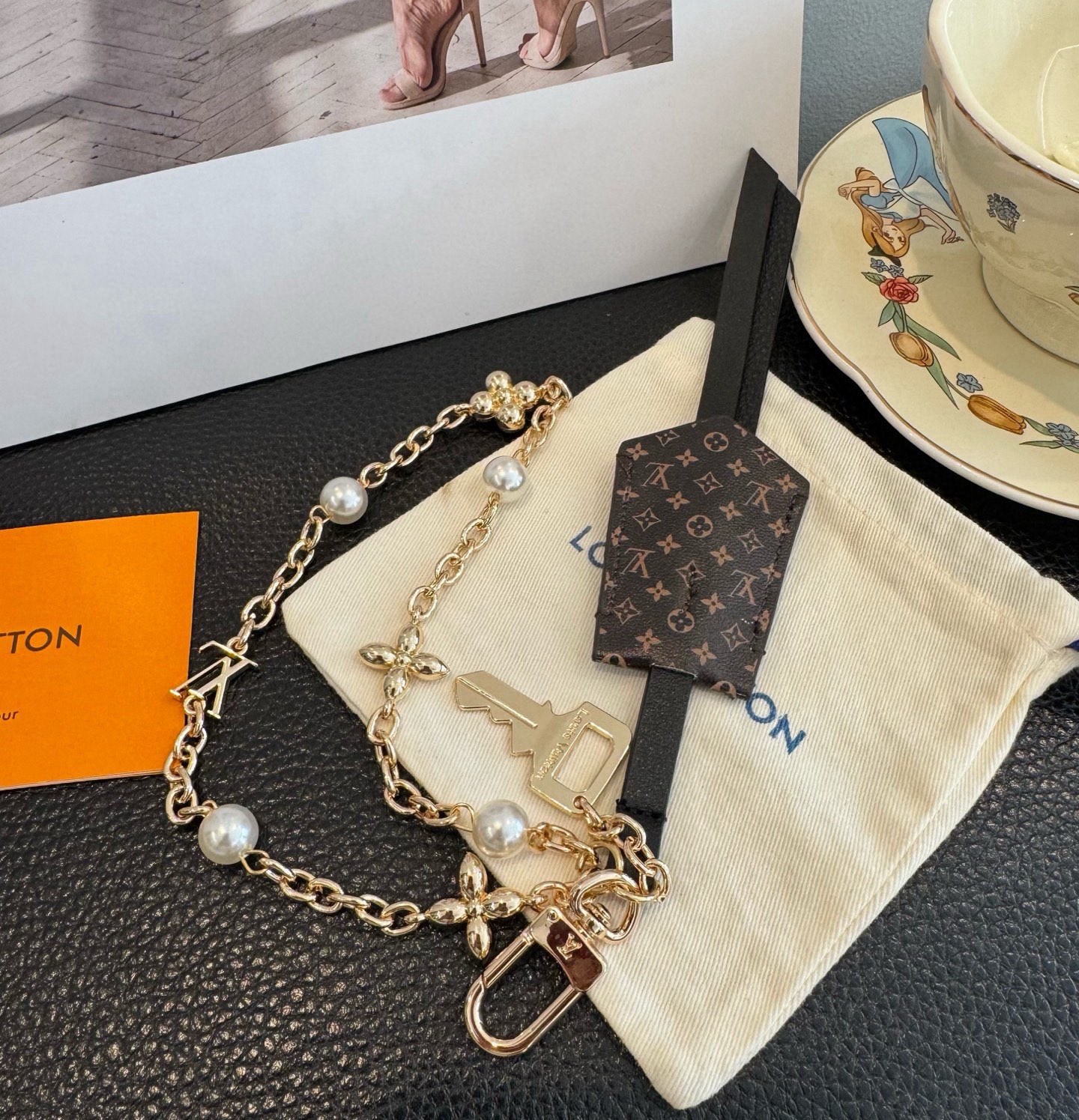 LV钥匙扣 官网新款 包包链条挂件 多功能链条 包饰&包包挂件本款链条包饰出自路易威登为耀目链条交错排布