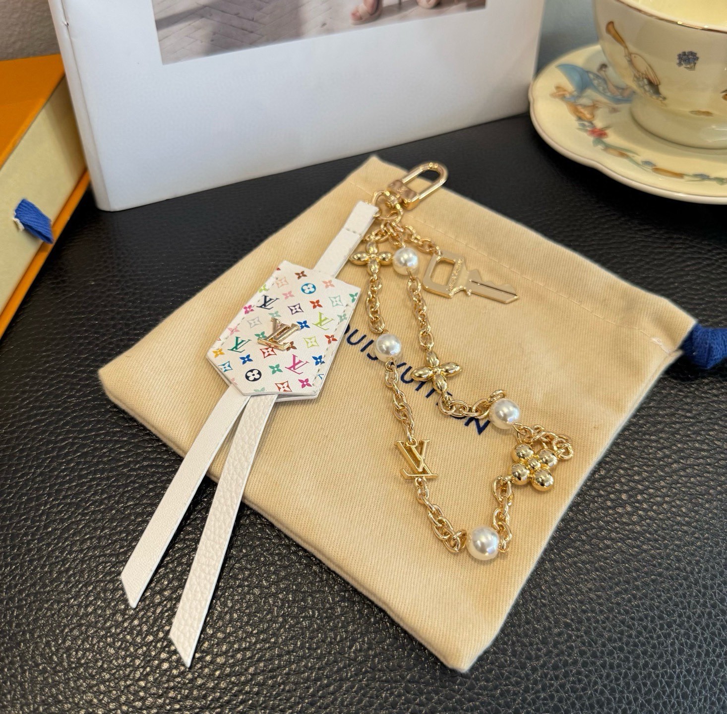 LV钥匙扣 官网新款 包包链条挂件 多功能链条 包饰&包包挂件本款链条包饰出自路易威登为耀目链条交错排布