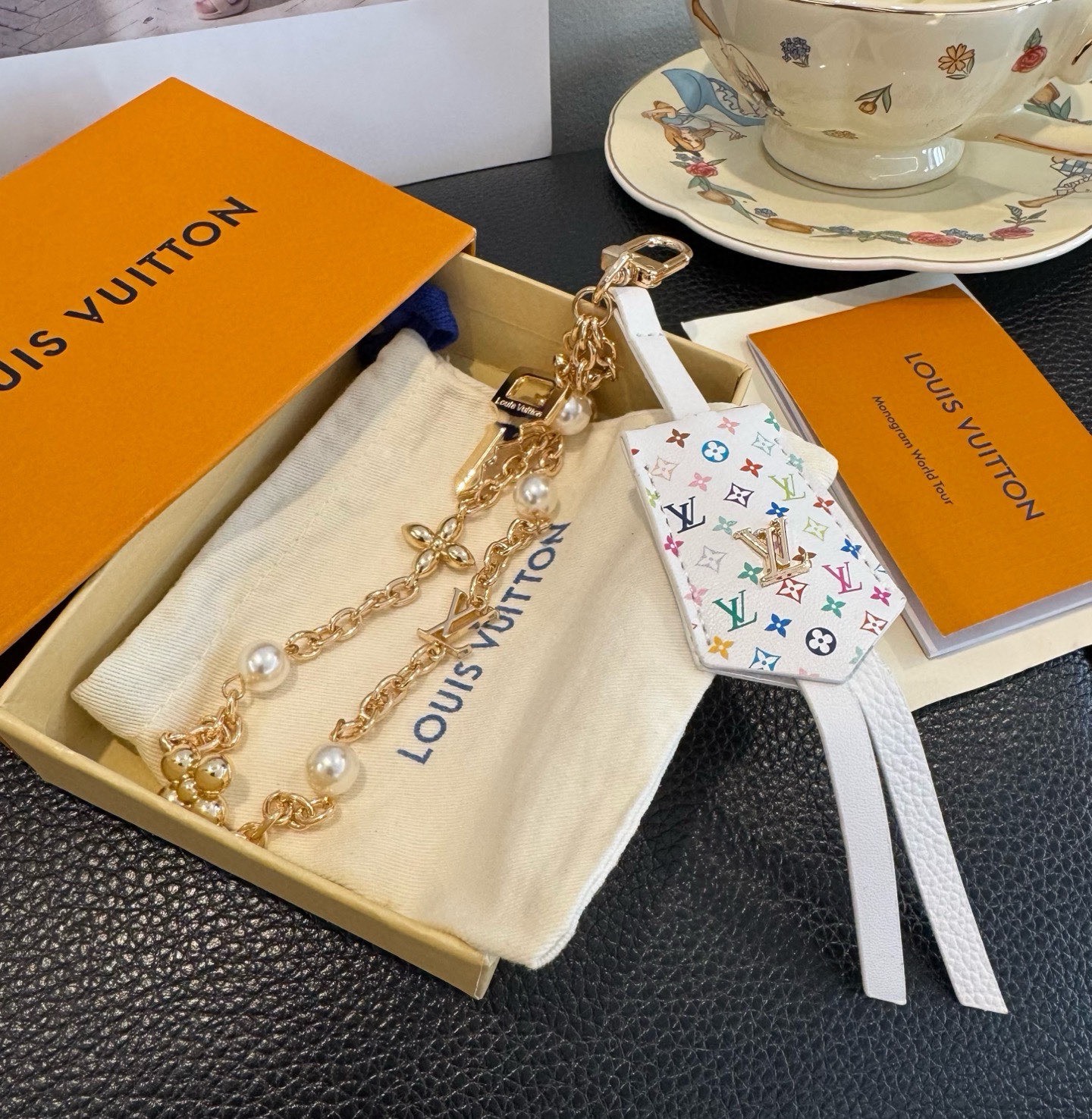 LV钥匙扣 官网新款 包包链条挂件 多功能链条 包饰&包包挂件本款链条包饰出自路易威登为耀目链条交错排布