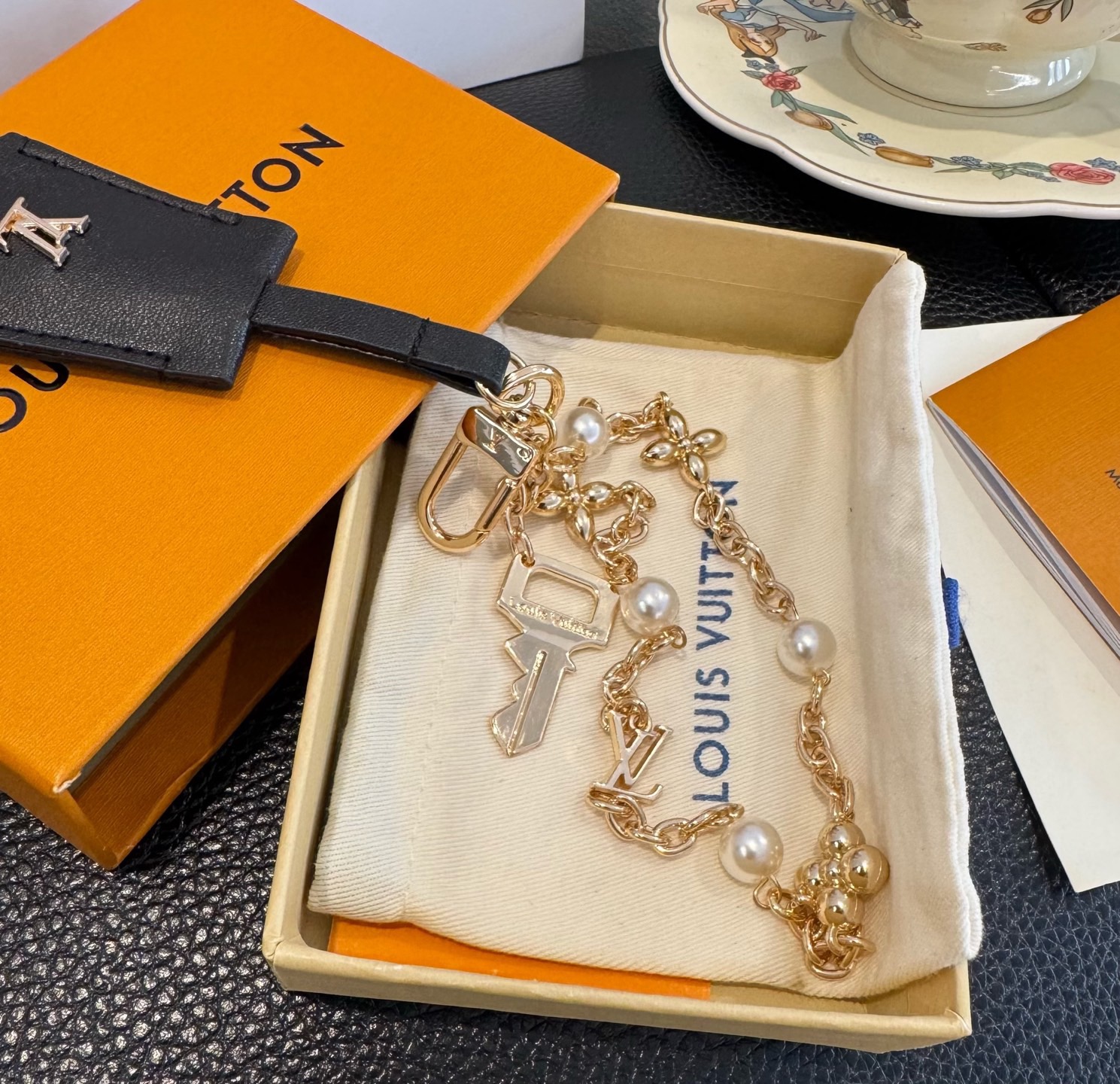 LV钥匙扣 官网新款 包包链条挂件 多功能链条 包饰&包包挂件本款链条包饰出自路易威登为耀目链条交错排布