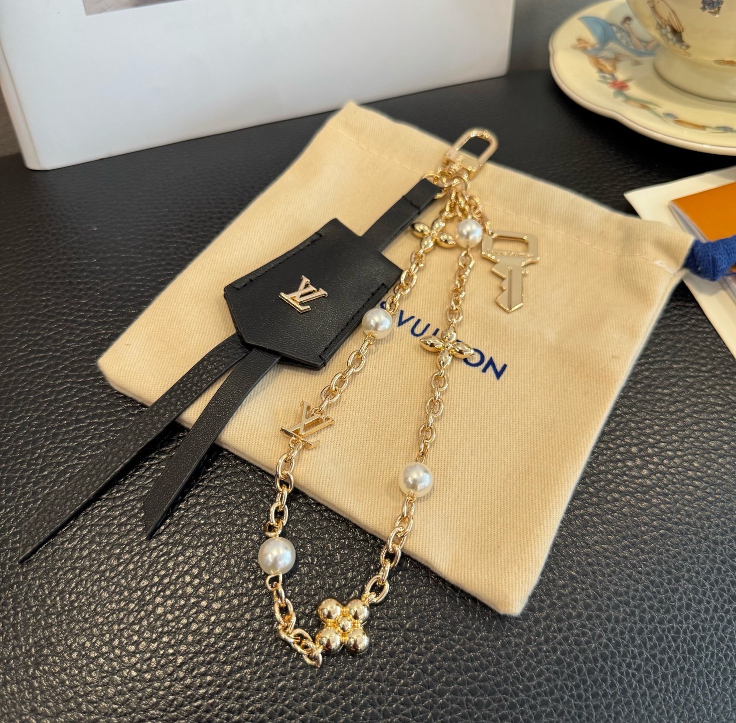 LV钥匙扣 官网新款 包包链条挂件 多功能链条 包饰&包包挂件本款链条包饰出自路易威登为耀目链条交错排布