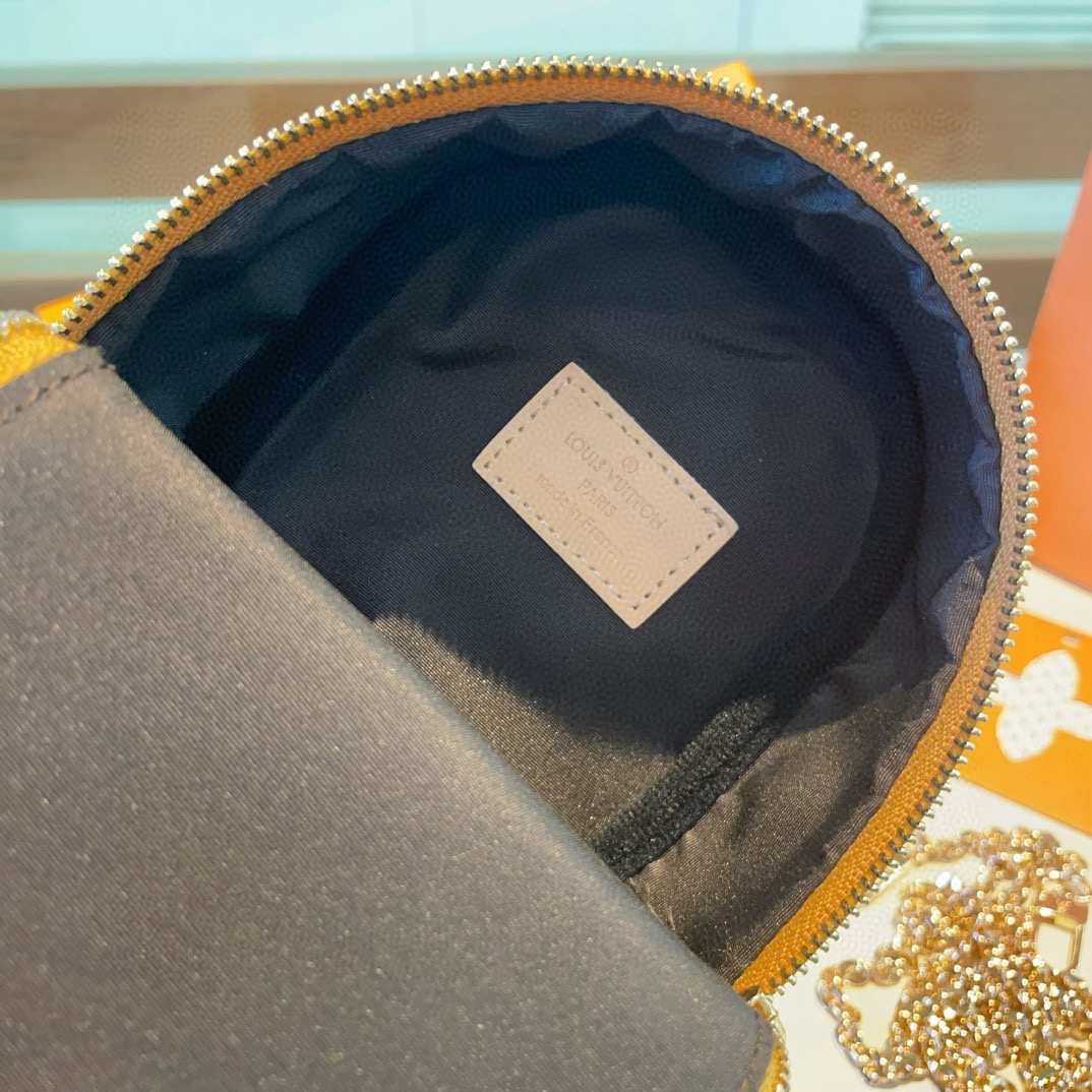 🔥LV小黄人手机包，链条斜挎手机包，零钱包，可装1/2部手机及零钱💄生活出门不需要带现金的时代，这个包完