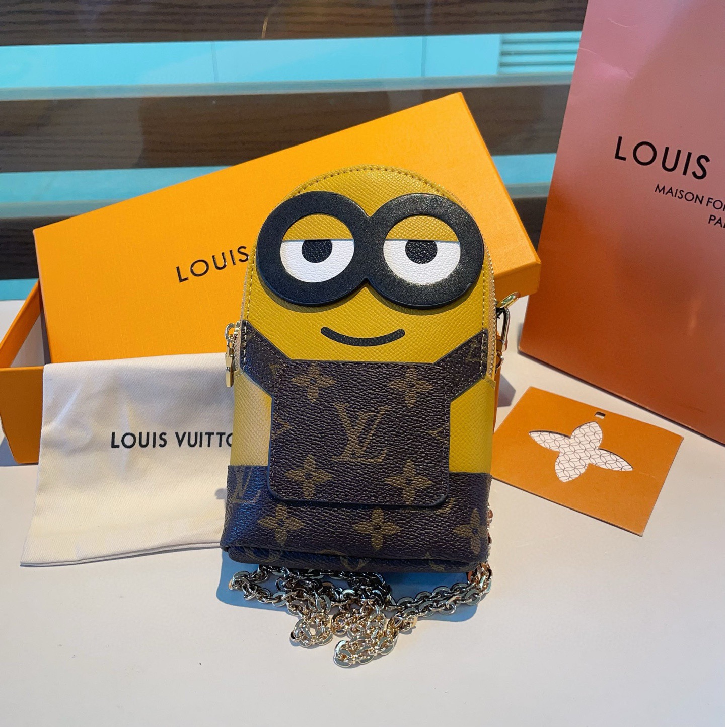 🔥LV小黄人手机包，链条斜挎手机包，零钱包，可装1/2部手机及零钱💄生活出门不需要带现金的时代，这个包完