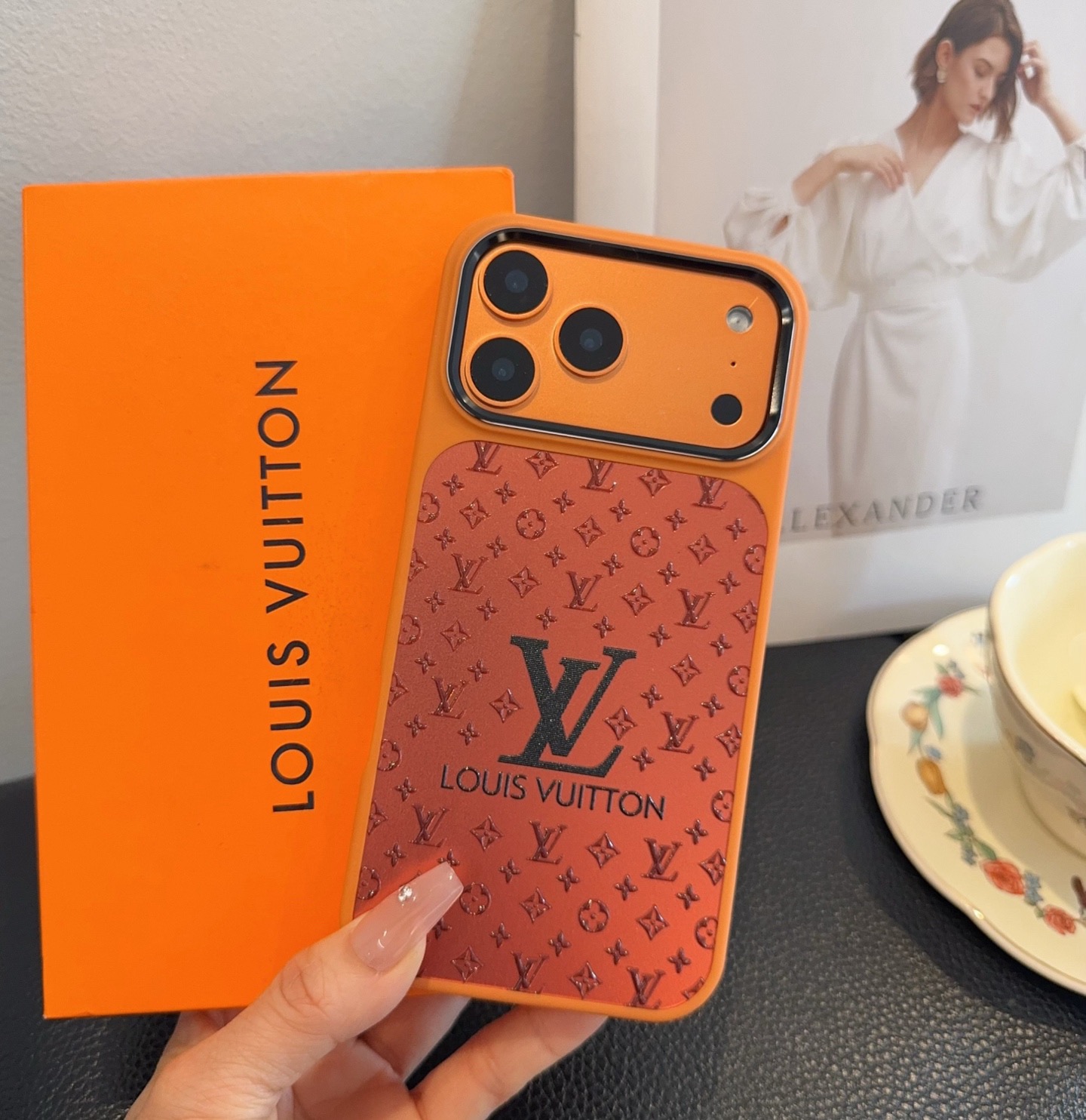 🔥上新🆕星宇橙🧡LV手机壳水晶闪粉浮雕高光金属镜头圈软边全包型号：为了不出现报错型号，请打开本机查看手机