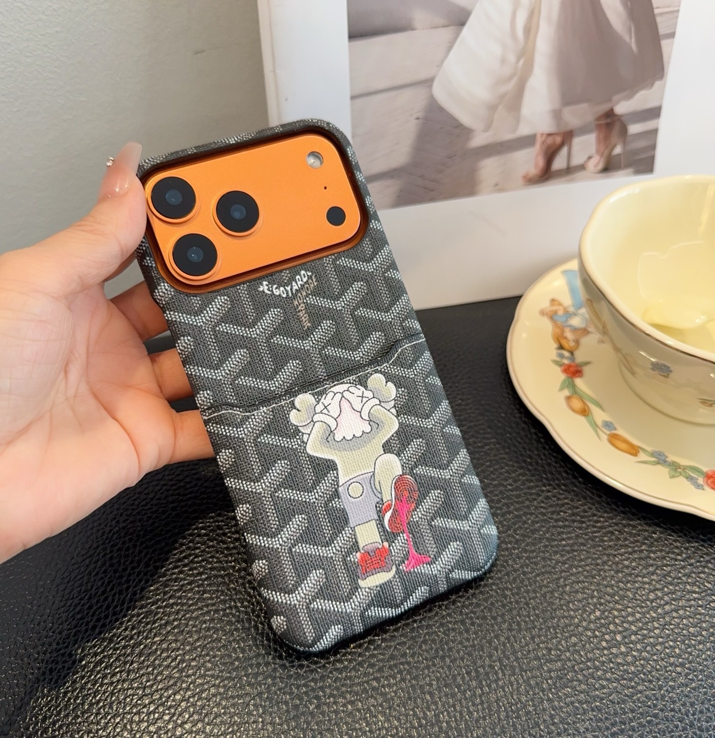 P90🔥Goyard戈雅插卡手机壳 卡包手机壳 官网同步更新
型号：为了不出现报错型号，请打开本机查看手机设置显示的型号⚠️⚠️⚠️
iPhone17系列更新 
iphone17promax
iPhone17pro
iPhone17
iPhone16pro Max（6.9）
iPhone16pro。   （6.3）
iPhone16 （6.3）
iPhone15pro max （6.7）
iPhone15pro（6.1）
iPhone15（6.1）
需定制型号（14/14pro/14pm/13pro，13/13promax/12pm /12）