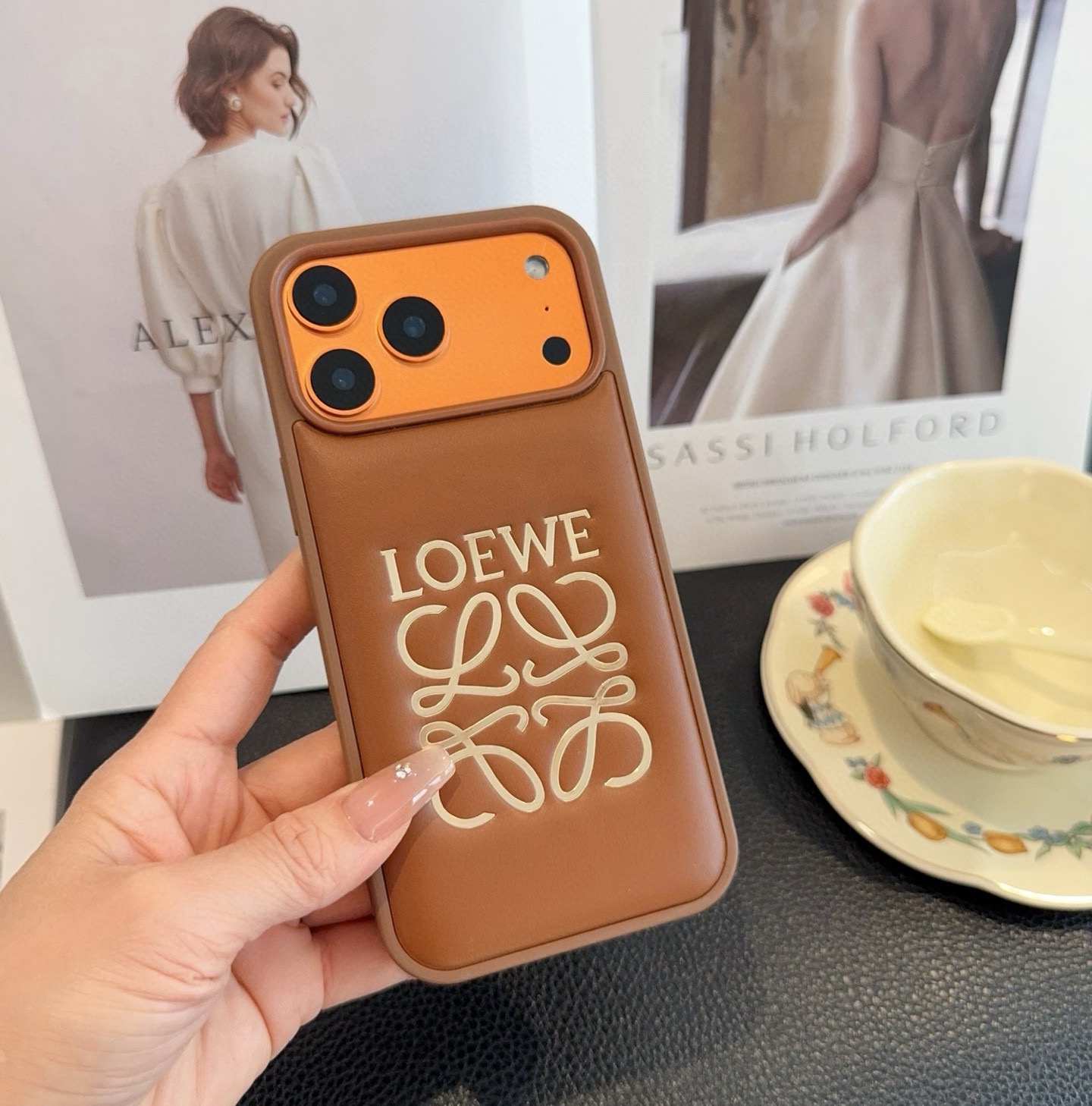 上新🎉🎉🎉🎉Loewe.罗意威手机壳 烫金全包壳型号：为了不出现报错型号，请打开本机查看手机设置显示的型