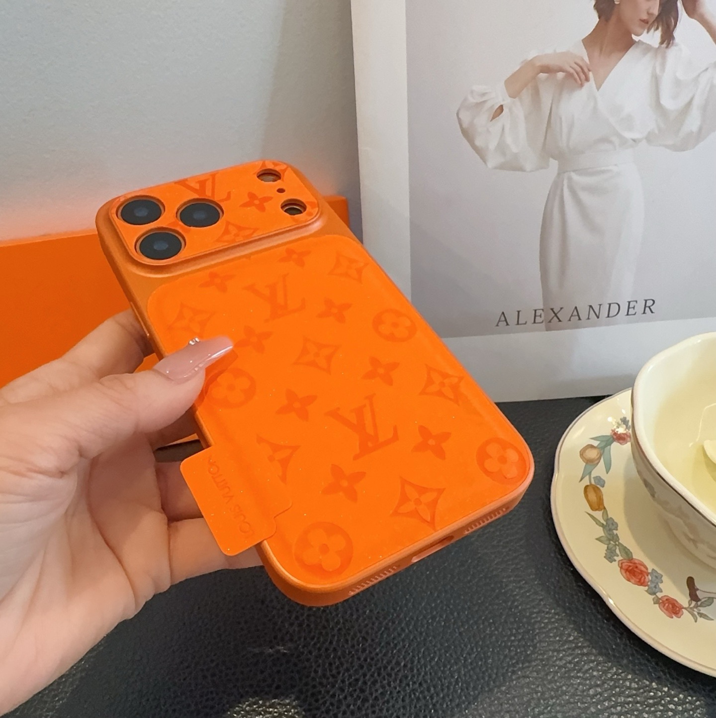 星宇橙系列 lv 秒变17 压花闪粉全包精孔手机壳型号：为了不出现报错型号，请打开本机查看手机设置显示的