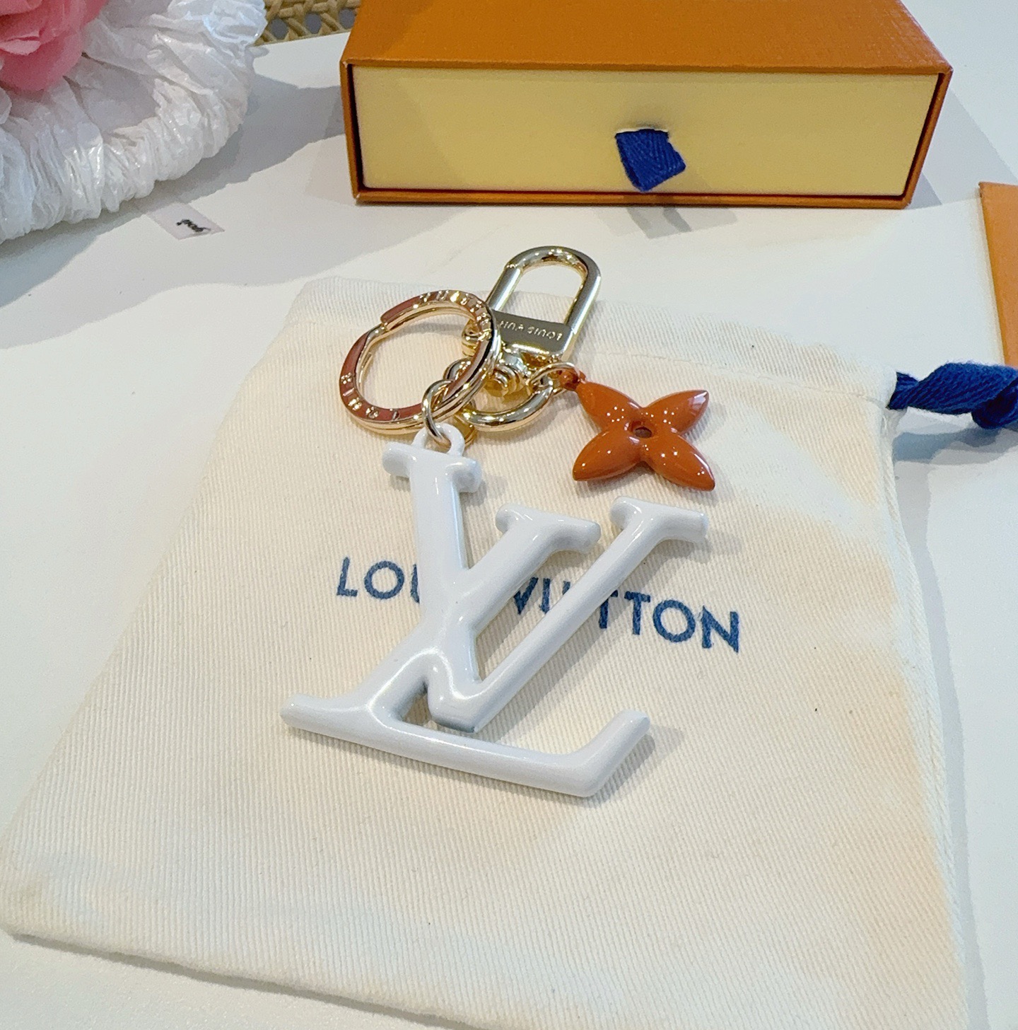 🔥LV钥匙扣珐琅工艺LV字母挂件 PoP Flower包和钥匙扣的魅力非常适合为皮革配饰增添标志性的色彩