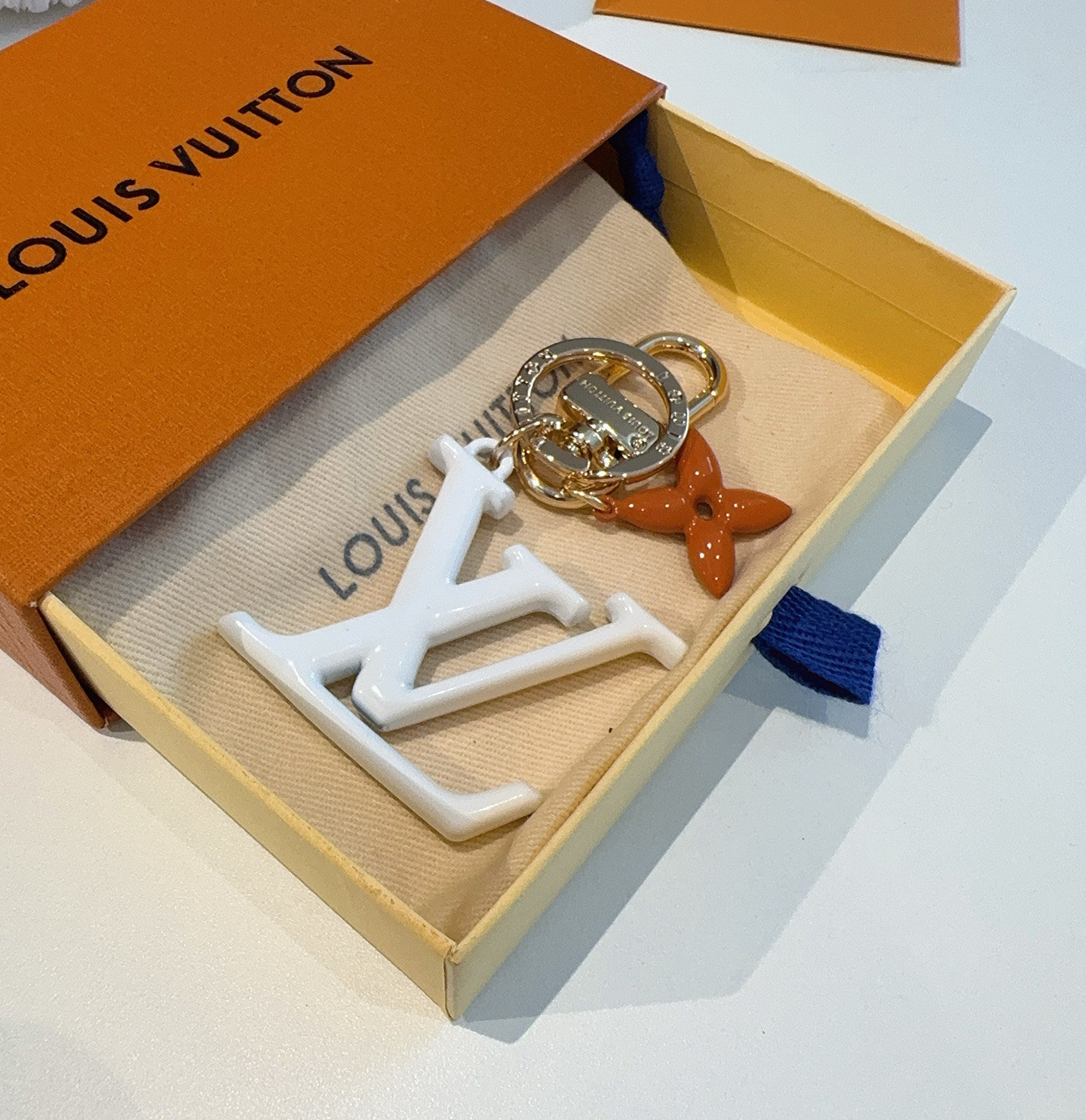 🔥LV钥匙扣珐琅工艺LV字母挂件 PoP Flower包和钥匙扣的魅力非常适合为皮革配饰增添标志性的色彩