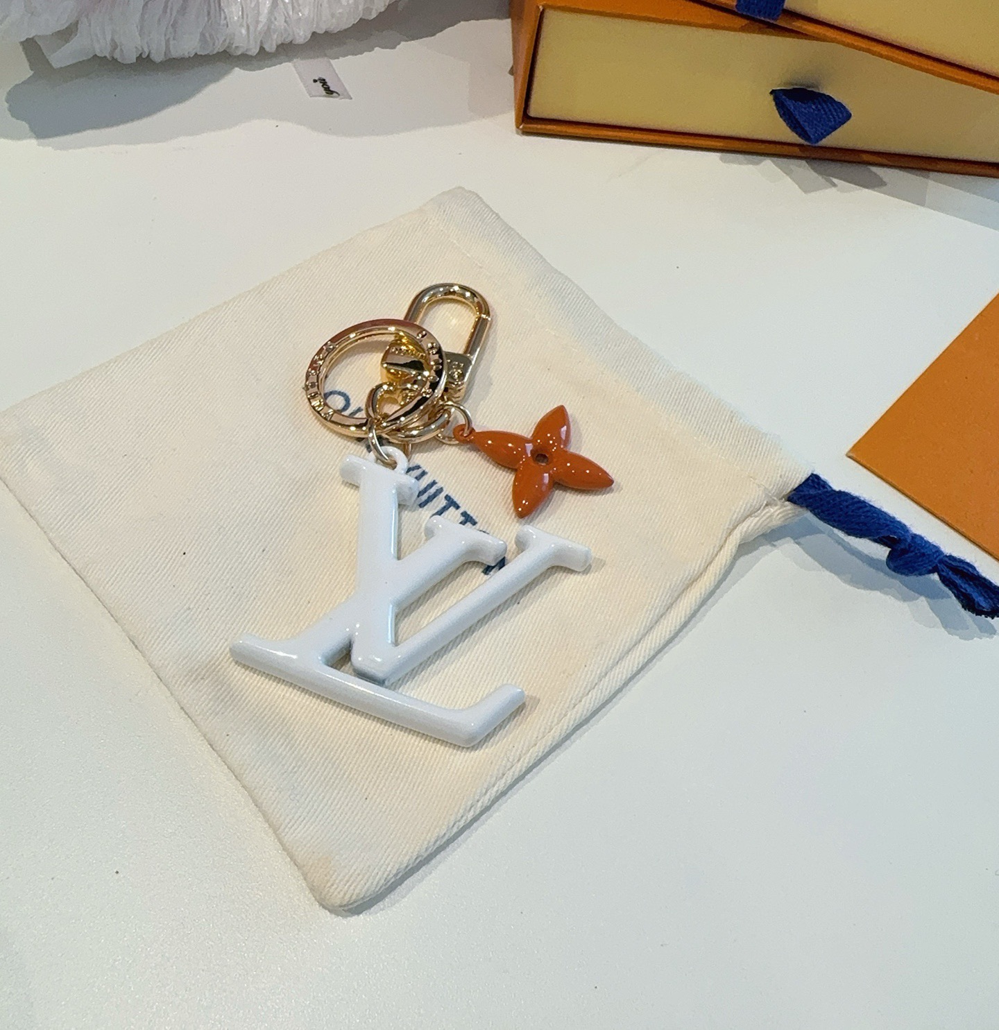 🔥LV钥匙扣珐琅工艺LV字母挂件 PoP Flower包和钥匙扣的魅力非常适合为皮革配饰增添标志性的色彩