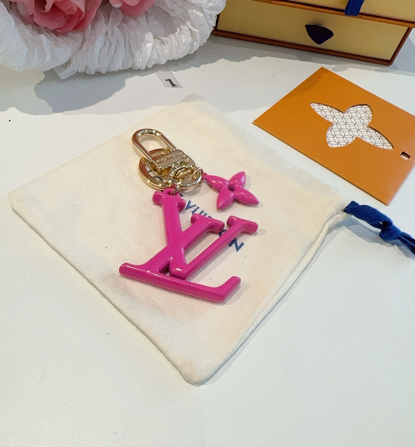 🔥LV钥匙扣珐琅工艺LV字母挂件 PoP Flower包和钥匙扣的魅力非常适合为皮革配饰增添标志性的色彩