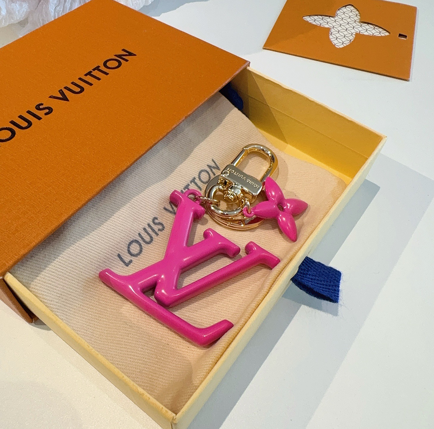 🔥LV钥匙扣珐琅工艺LV字母挂件 PoP Flower包和钥匙扣的魅力非常适合为皮革配饰增添标志性的色彩