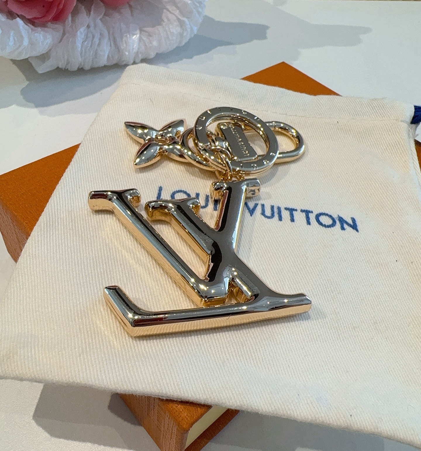 🔥LV钥匙扣珐琅工艺LV字母挂件 PoP Flower包和钥匙扣的魅力非常适合为皮革配饰增添标志性的色彩