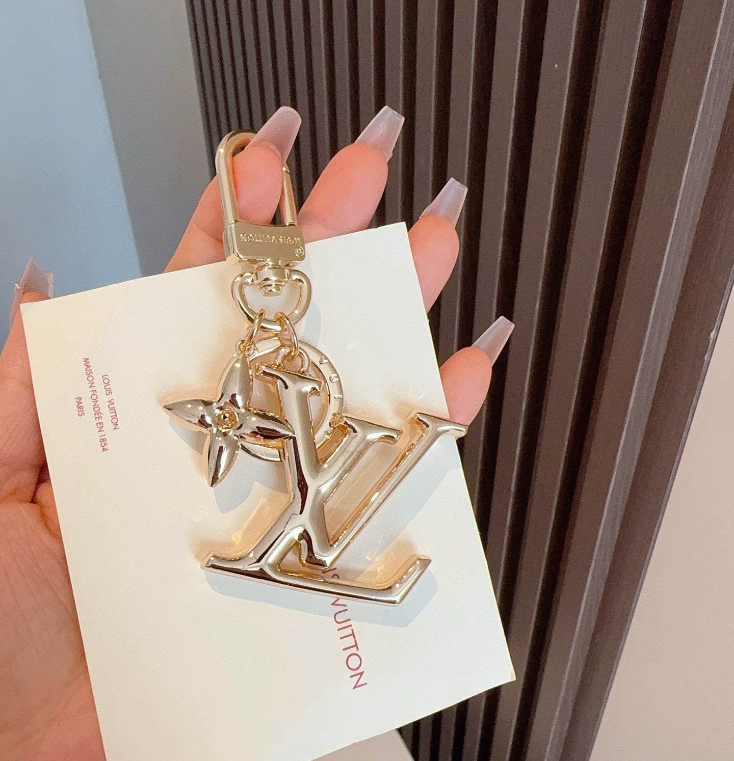 🔥LV钥匙扣珐琅工艺LV字母挂件 PoP Flower包和钥匙扣的魅力非常适合为皮革配饰增添标志性的色彩
