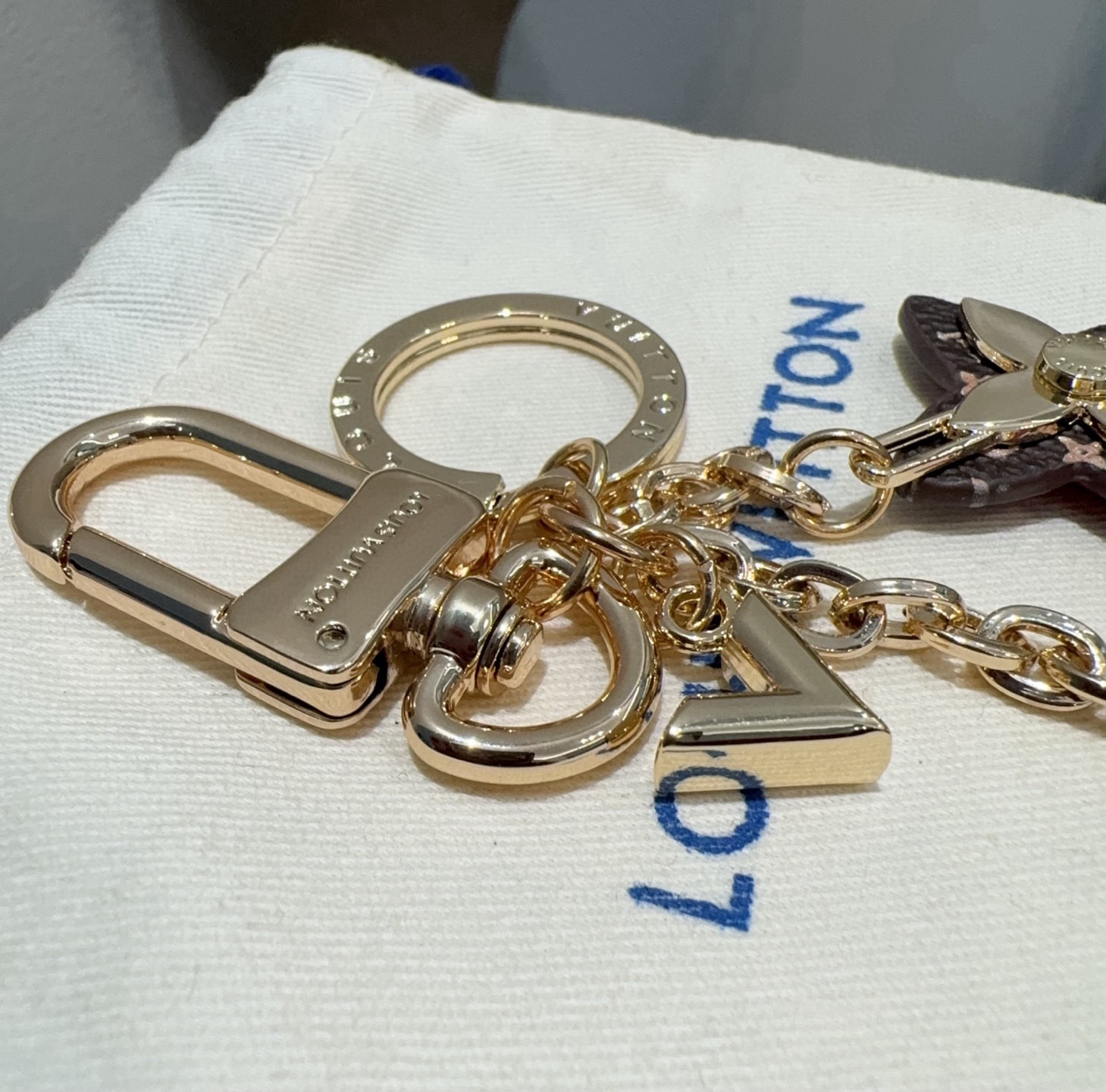 🔥LOUIS VUITTON官网钥匙扣 LV经典四瓣花设计，63084 包饰🌹钥匙扣原版开模代购级品质，