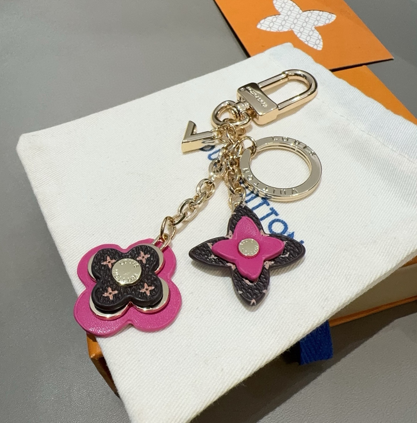 🔥LOUIS VUITTON官网钥匙扣 LV经典四瓣花设计，63084 包饰🌹钥匙扣原版开模代购级品质，