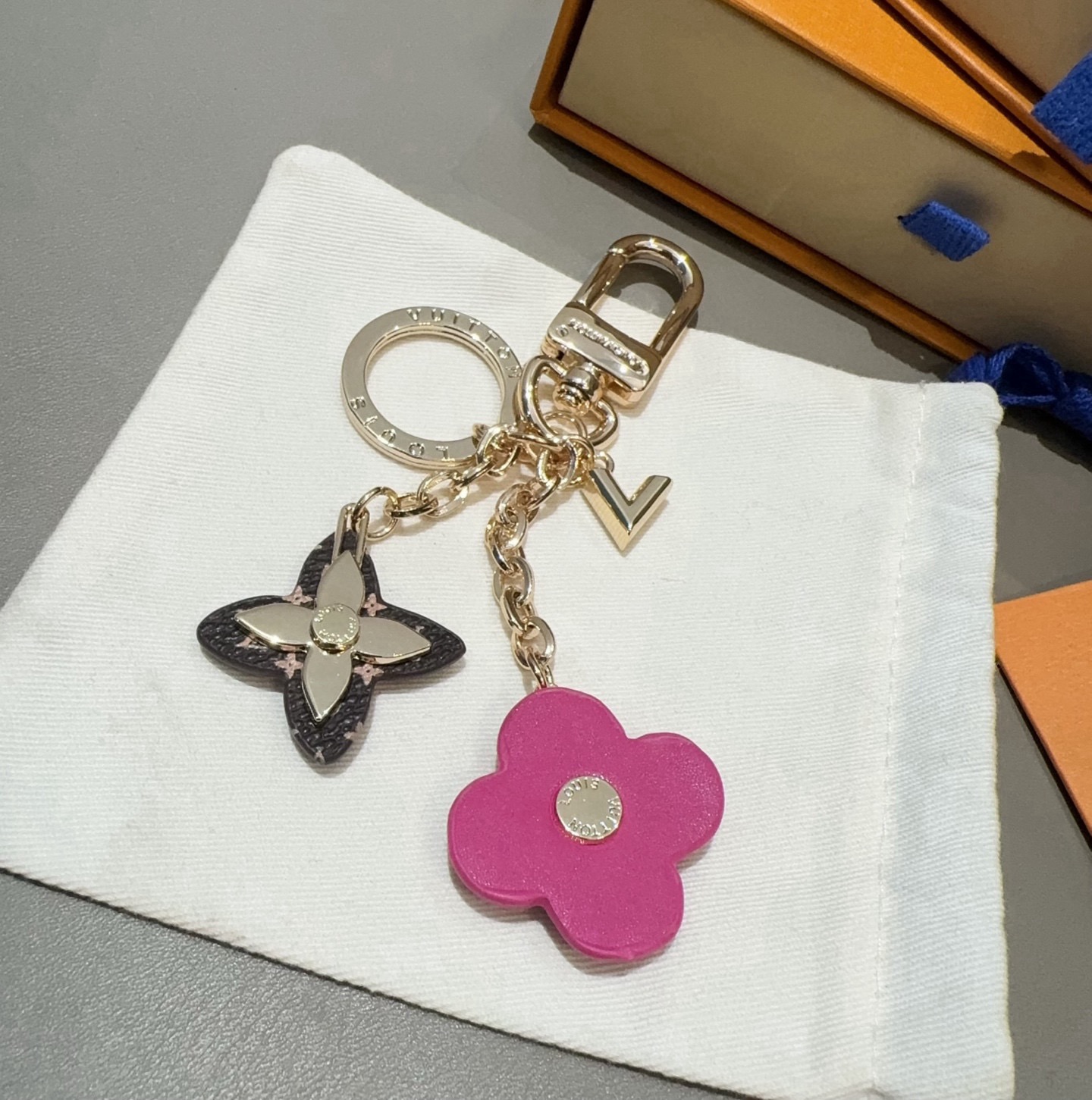 🔥LOUIS VUITTON官网钥匙扣 LV经典四瓣花设计，63084 包饰🌹钥匙扣原版开模代购级品质，