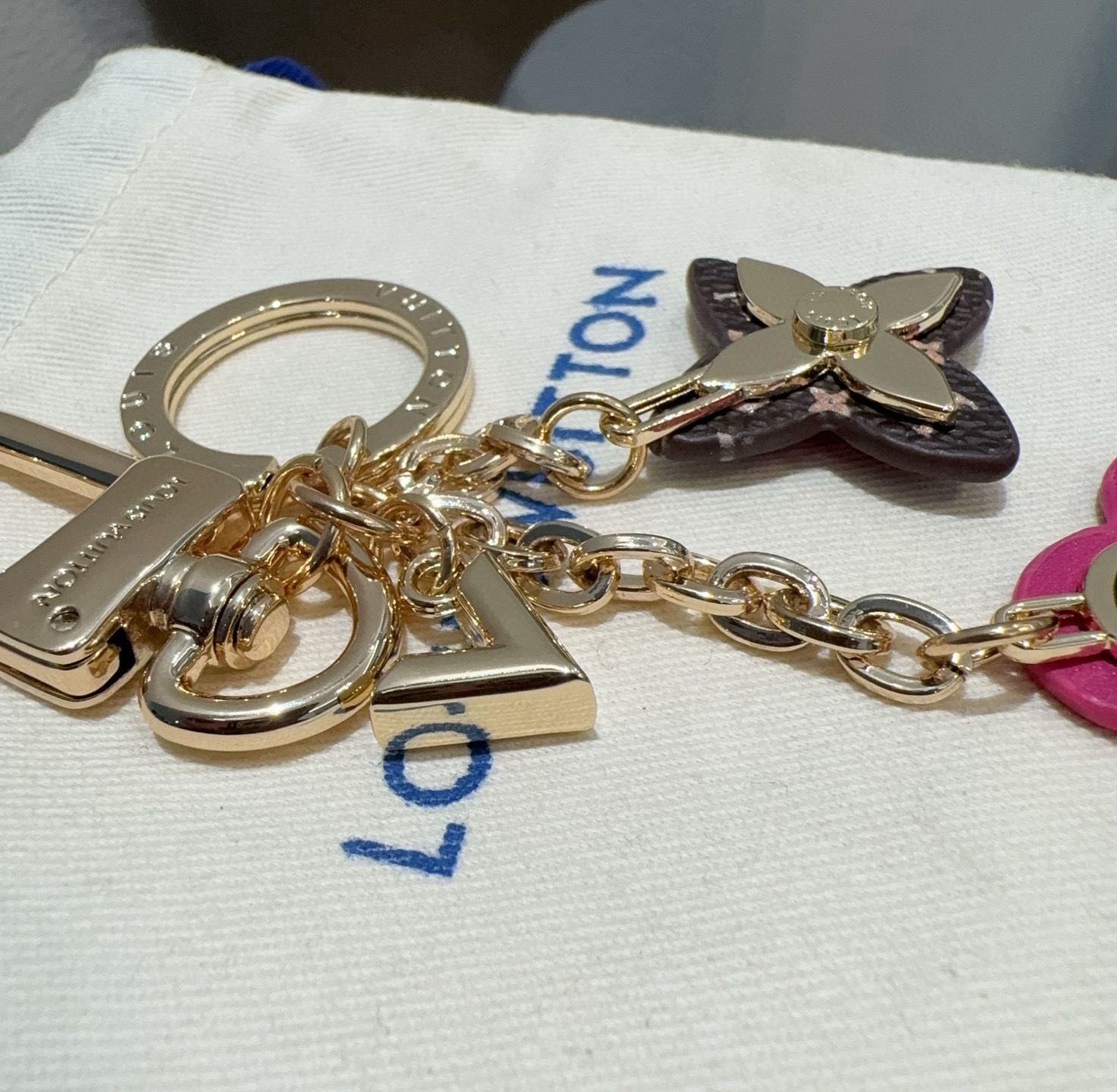 🔥LOUIS VUITTON官网钥匙扣 LV经典四瓣花设计，63084 包饰🌹钥匙扣原版开模代购级品质，