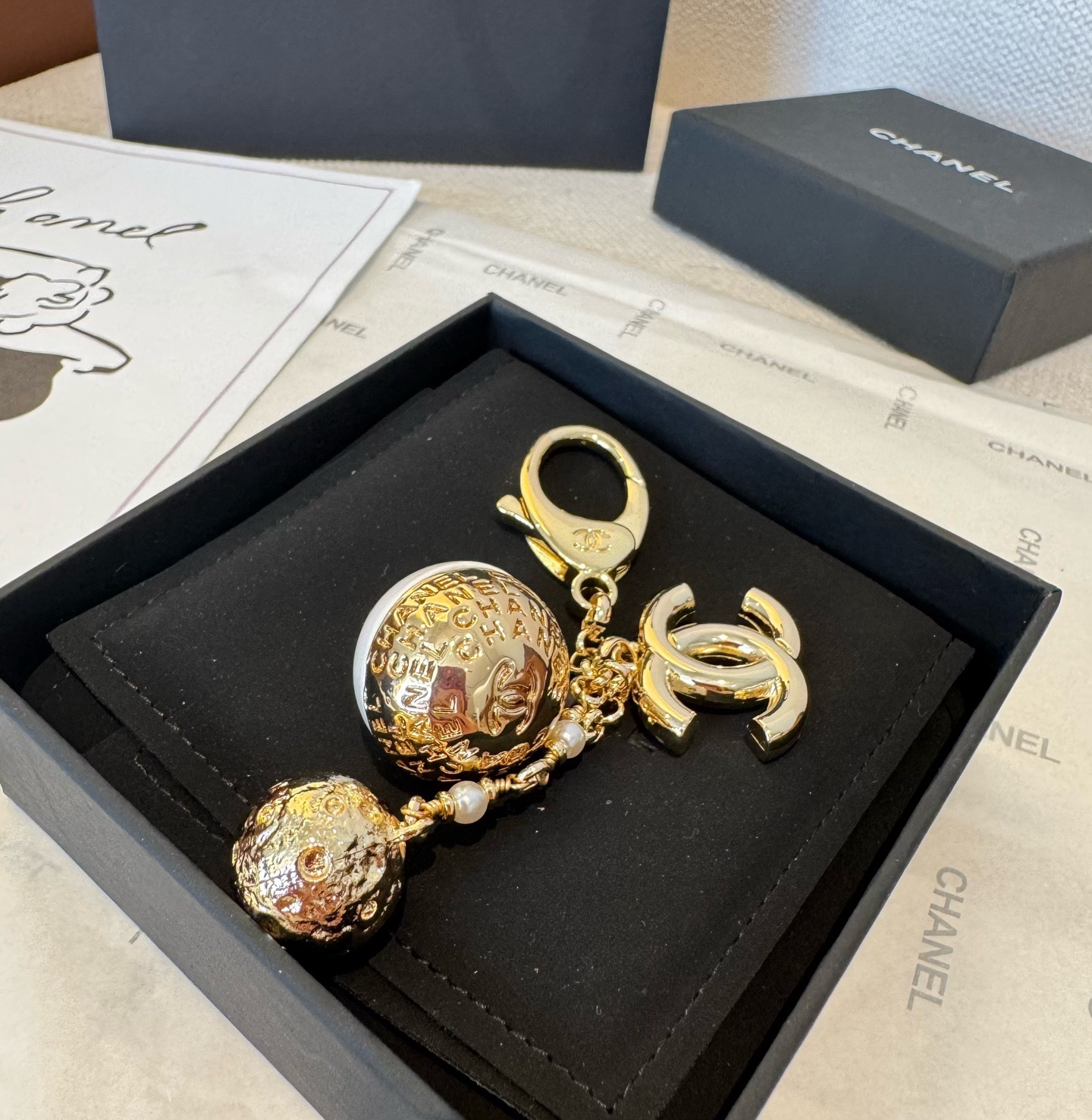 🔥CHANEL香奈儿地球仪钥匙扣挂件 ~包包挂饰车钥匙挂件精巧经典菱格纹搭配双C标志，奢华与趣味并存。随