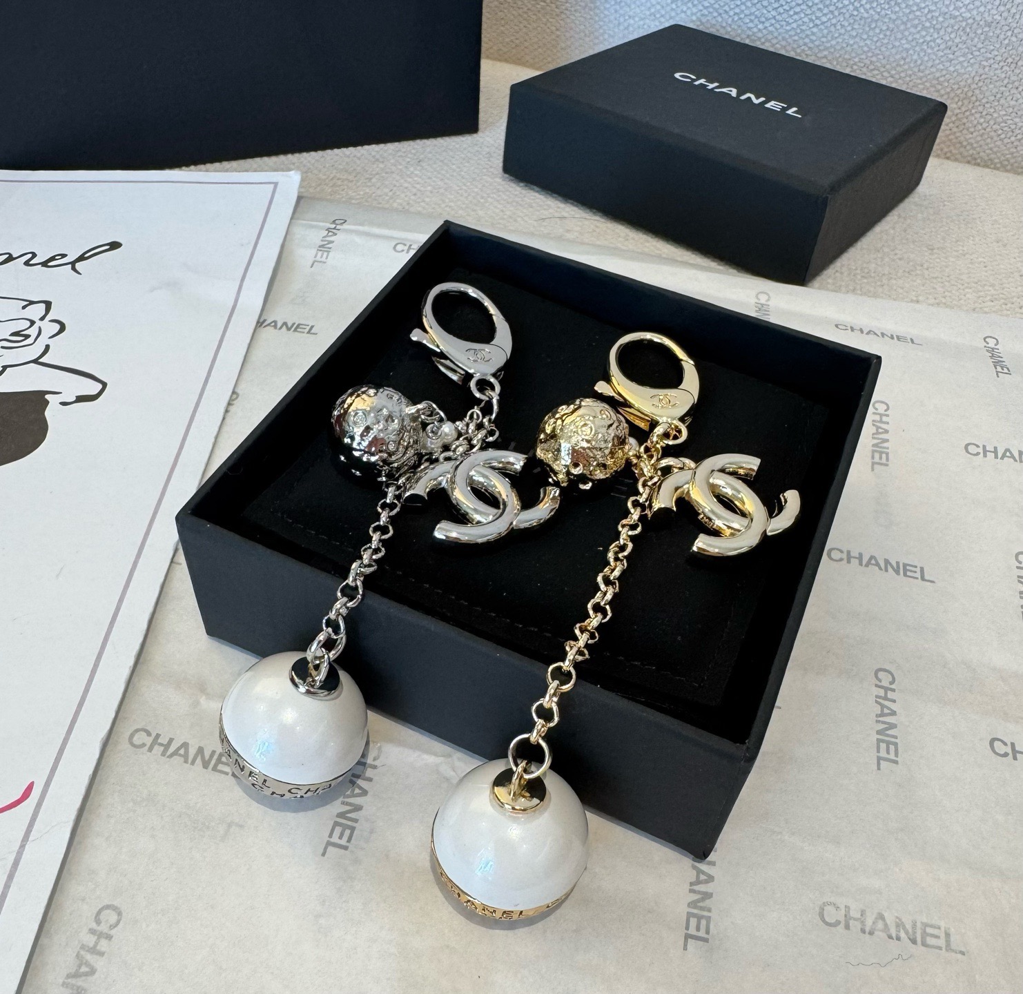 🔥CHANEL香奈儿地球仪钥匙扣挂件 ~包包挂饰车钥匙挂件精巧经典菱格纹搭配双C标志，奢华与趣味并存。随