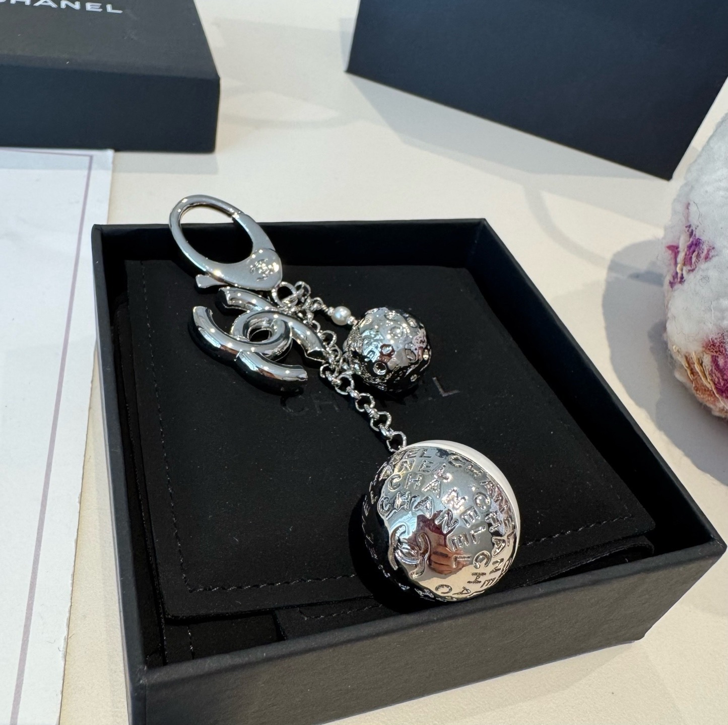 🔥CHANEL香奈儿地球仪钥匙扣挂件 ~包包挂饰车钥匙挂件精巧经典菱格纹搭配双C标志，奢华与趣味并存。随