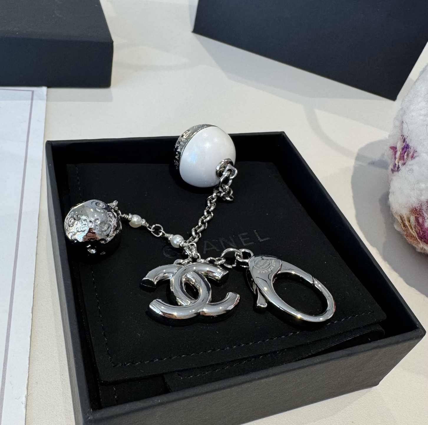 🔥CHANEL香奈儿地球仪钥匙扣挂件 ~包包挂饰车钥匙挂件精巧经典菱格纹搭配双C标志，奢华与趣味并存。随