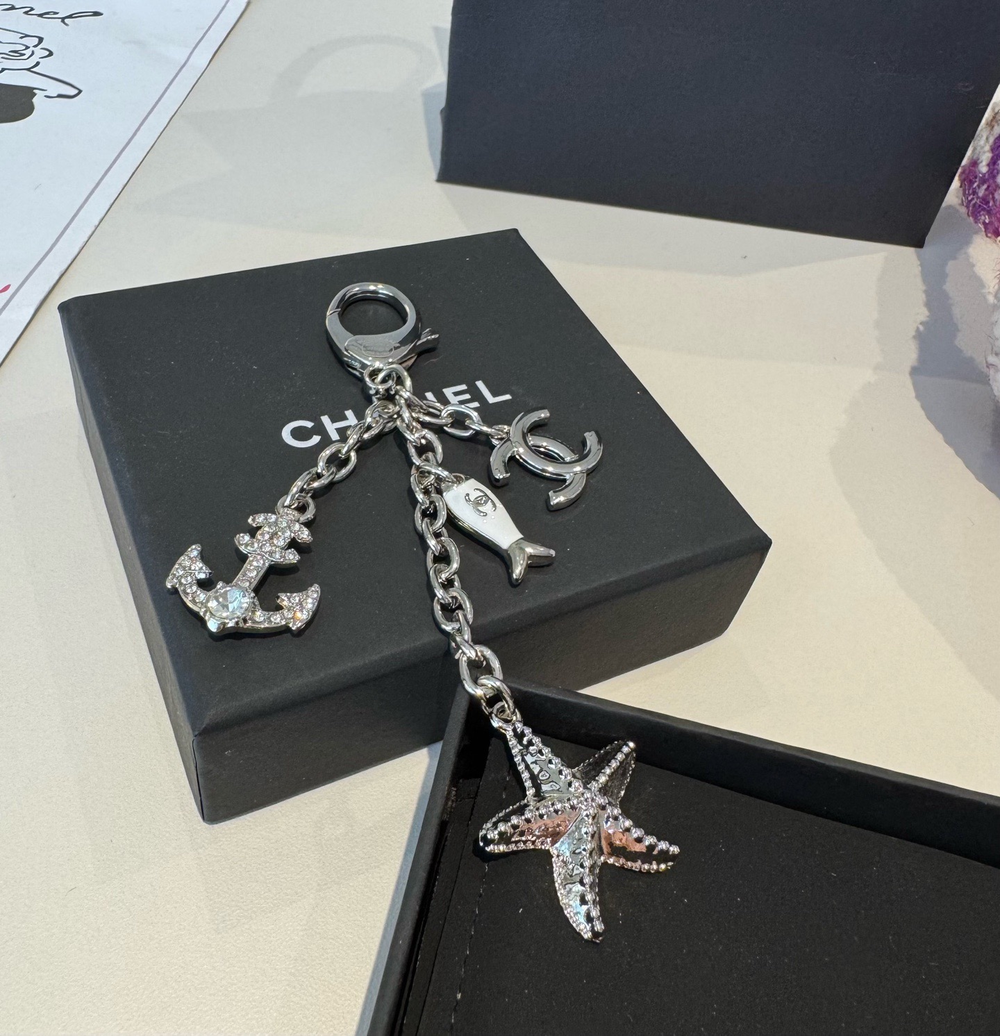 🔥CHANEL香奈儿小鱼儿🐠钥匙扣挂件 ~包包挂饰车钥匙挂件精巧经典菱格纹搭配双C标志，奢华与趣味并存。