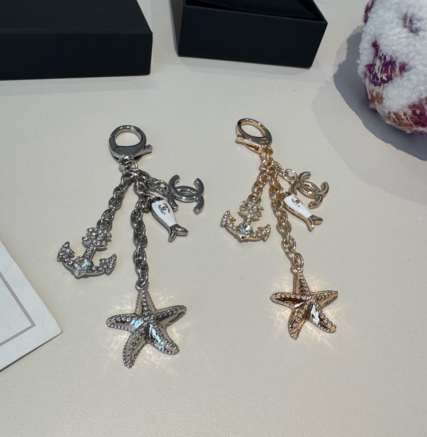 🔥CHANEL香奈儿小鱼儿🐠钥匙扣挂件 ~包包挂饰车钥匙挂件精巧经典菱格纹搭配双C标志，奢华与趣味并存。