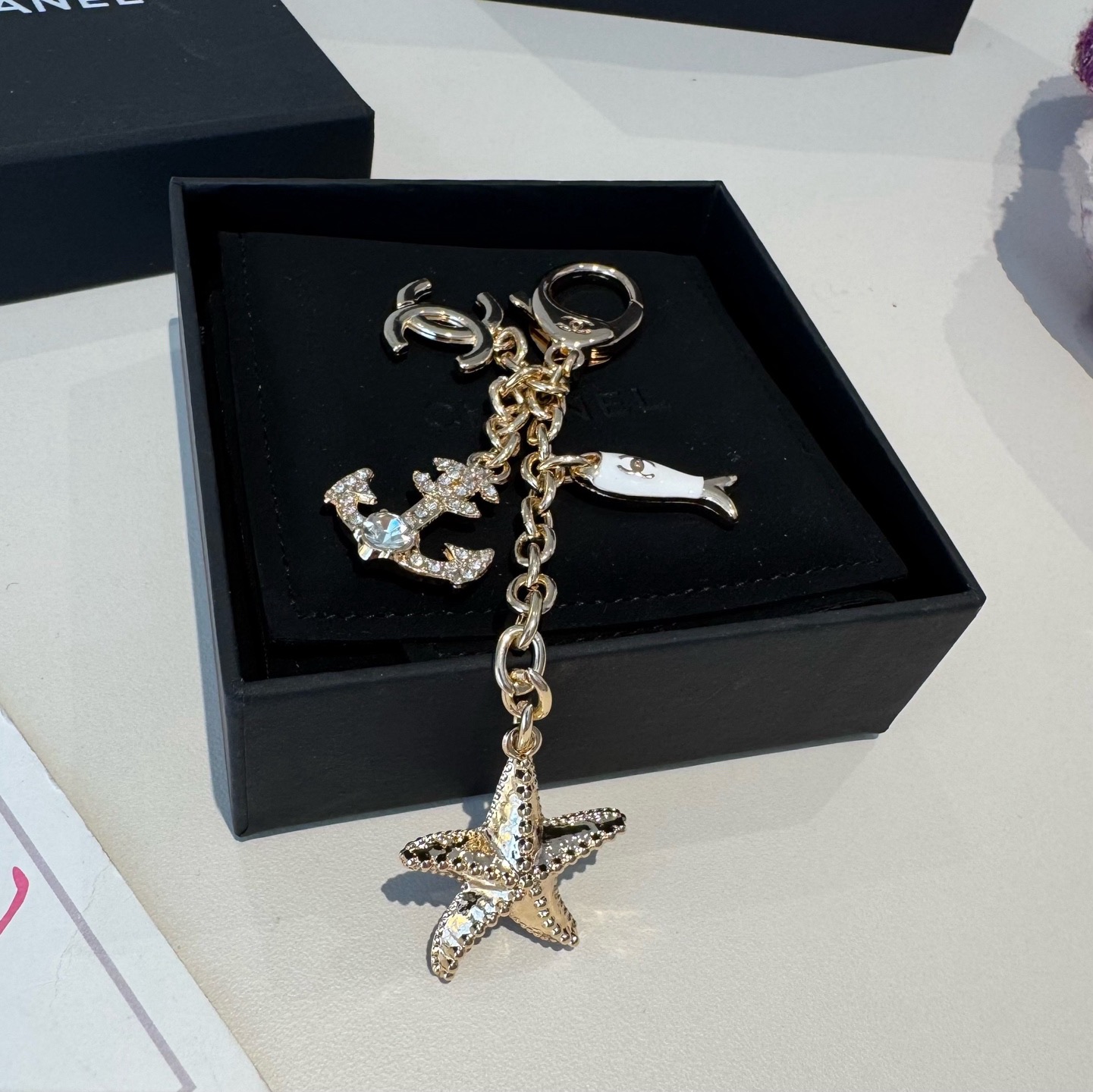 🔥CHANEL香奈儿小鱼儿🐠钥匙扣挂件 ~包包挂饰车钥匙挂件精巧经典菱格纹搭配双C标志，奢华与趣味并存。