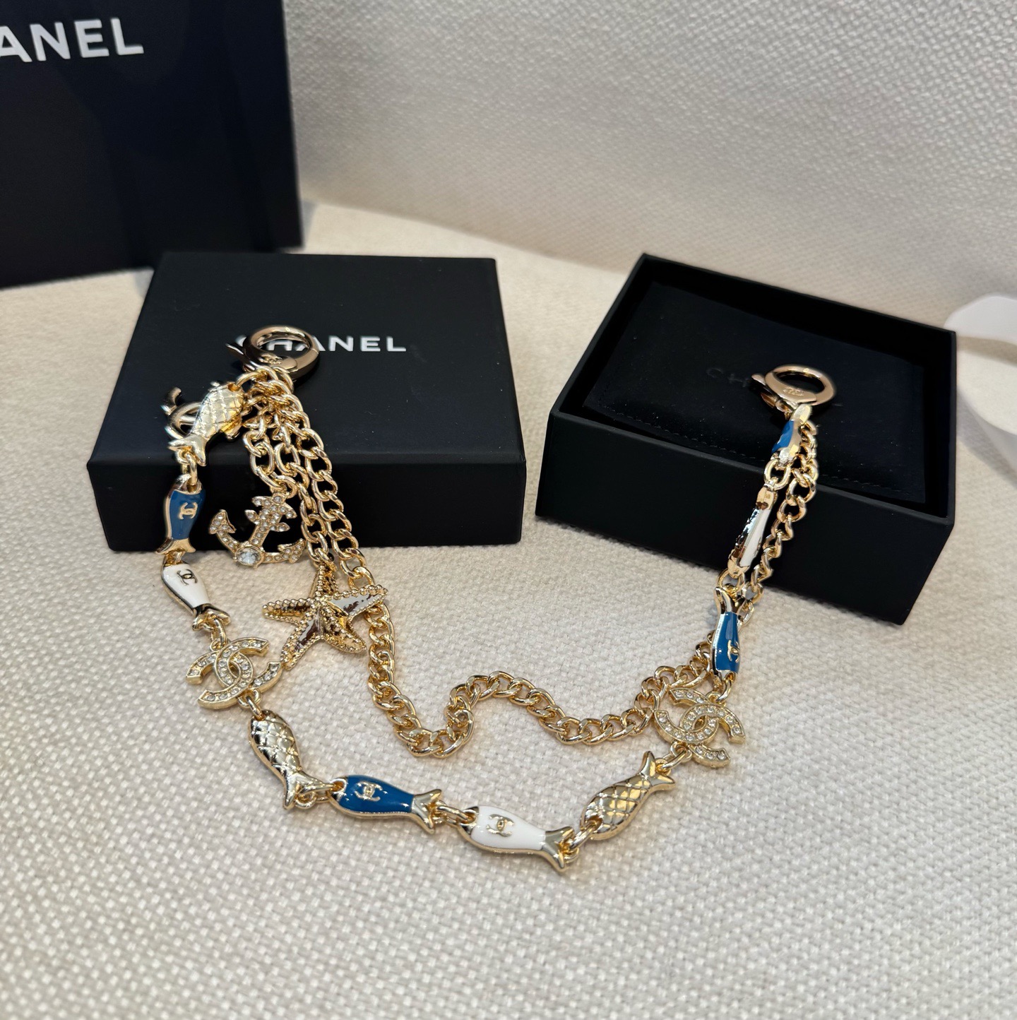 🔥CHANEL香奈儿小鱼儿🐠钥匙扣挂件 ~香奈儿包链挂饰挂件精巧经典菱格纹搭配双C标志，奢华与趣味并存。