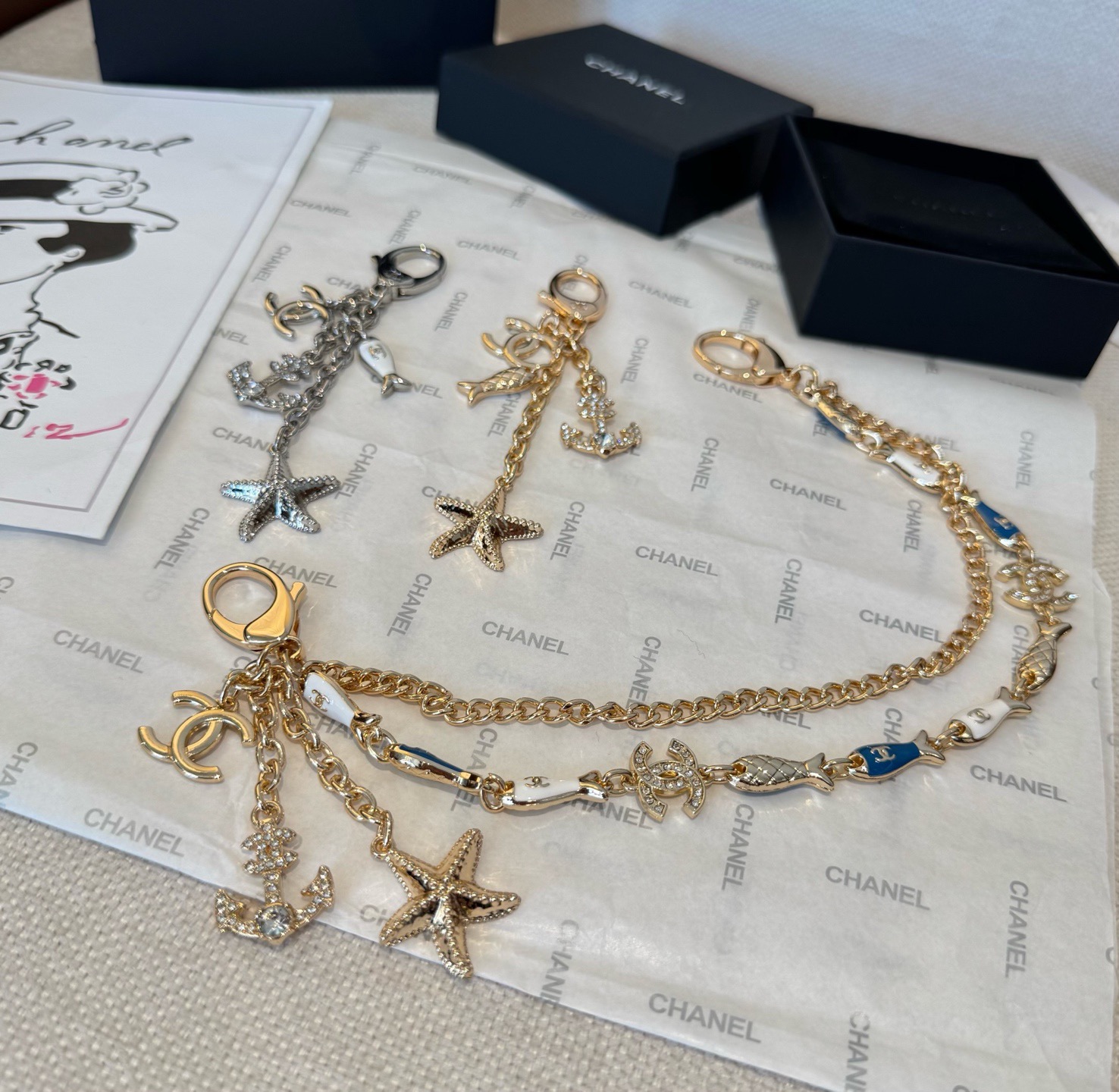 🔥CHANEL香奈儿小鱼儿🐠钥匙扣挂件 ~香奈儿包链挂饰挂件精巧经典菱格纹搭配双C标志，奢华与趣味并存。