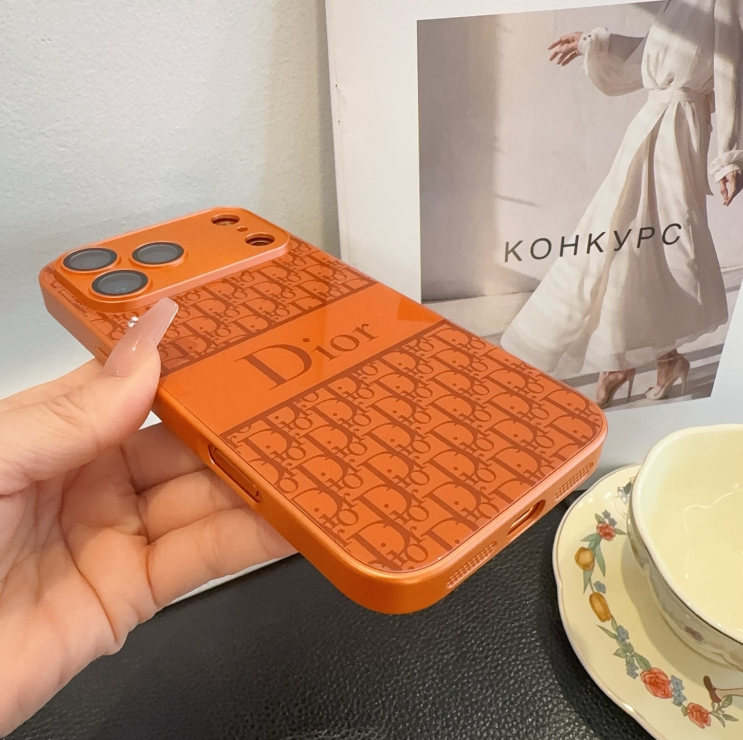 P80 星宇橙系列 Dior手机壳
型号：为了不出现报错型号，请打开本机查看手机设置显示的型号⚠️⚠️⚠️
iPhone17系列更新 
iphone17promax
iPhone17pro
iPhone17
iPhone16pro Max（6.9）
iPhone16pro。   （6.3）
iPhone16 （6.3）
iPhone15pro max （6.7）
iPhone15pro（6.1）
iPhone15（6.1）
需定制型号（14/14pro/14pm/13pro，13/13promax）