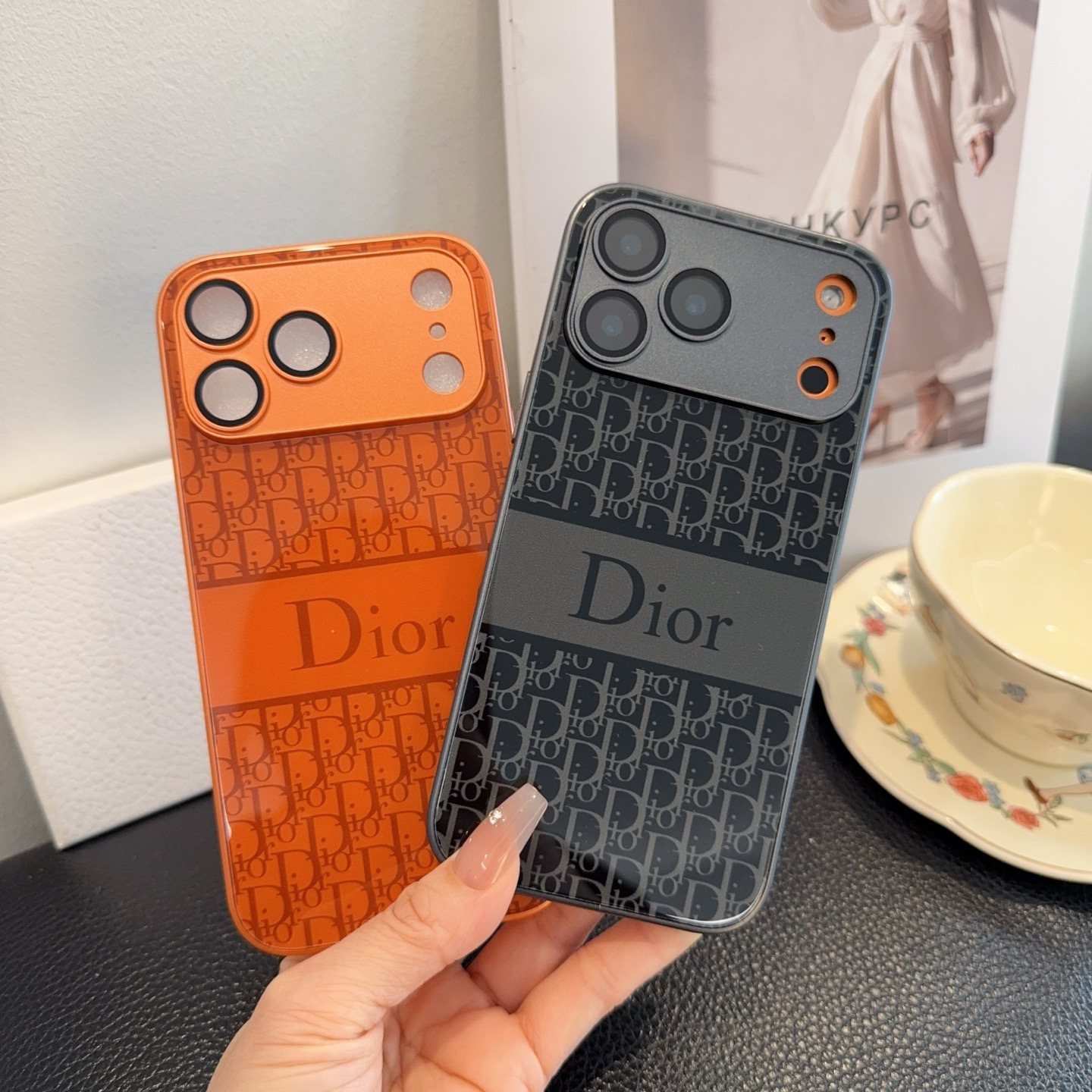 P80 星宇橙系列 Dior手机壳
型号：为了不出现报错型号，请打开本机查看手机设置显示的型号⚠️⚠️⚠️
iPhone17系列更新 
iphone17promax
iPhone17pro
iPhone17
iPhone16pro Max（6.9）
iPhone16pro。   （6.3）
iPhone16 （6.3）
iPhone15pro max （6.7）
iPhone15pro（6.1）
iPhone15（6.1）
需定制型号（14/14pro/14pm/13pro，13/13promax）