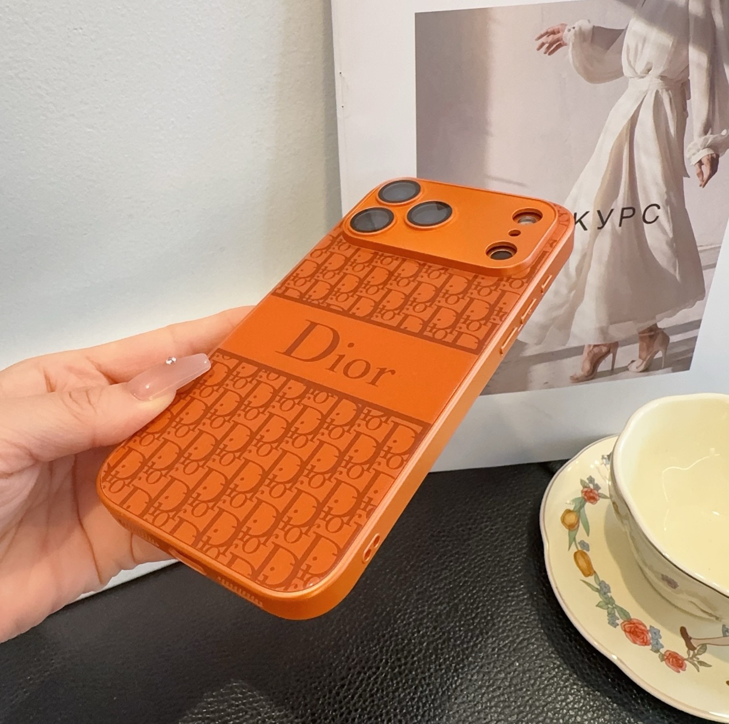 P80 星宇橙系列 Dior手机壳
型号：为了不出现报错型号，请打开本机查看手机设置显示的型号⚠️⚠️⚠️
iPhone17系列更新 
iphone17promax
iPhone17pro
iPhone17
iPhone16pro Max（6.9）
iPhone16pro。   （6.3）
iPhone16 （6.3）
iPhone15pro max （6.7）
iPhone15pro（6.1）
iPhone15（6.1）
需定制型号（14/14pro/14pm/13pro，13/13promax）