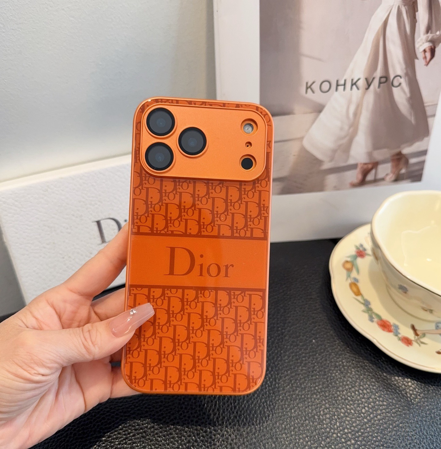 P80 星宇橙系列 Dior手机壳
型号：为了不出现报错型号，请打开本机查看手机设置显示的型号⚠️⚠️⚠️
iPhone17系列更新 
iphone17promax
iPhone17pro
iPhone17
iPhone16pro Max（6.9）
iPhone16pro。   （6.3）
iPhone16 （6.3）
iPhone15pro max （6.7）
iPhone15pro（6.1）
iPhone15（6.1）
需定制型号（14/14pro/14pm/13pro，13/13promax）