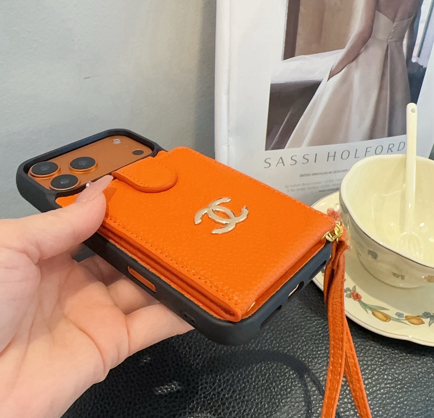 P95[庆祝][庆祝][庆祝]新品上架，香奈儿卡包手机壳 手腕带手机壳 大双C logo，手感柔软舒适！
型号：为了不出现报错型号，请打开本机查看手机设置显示的型号⚠️⚠️⚠️
iPhone17系列更新 
iphone17promax
iPhone17pro
iPhone17
iPhone16pro Max（6.9）
iPhone16pro。   （6.3）
iPhone16 （6.3）
iPhone15pro max （6.7）
iPhone15pro（6.1）
iPhone15（6.1）
需定制型号（14/14pro/14pm/13pro，13/13promax）