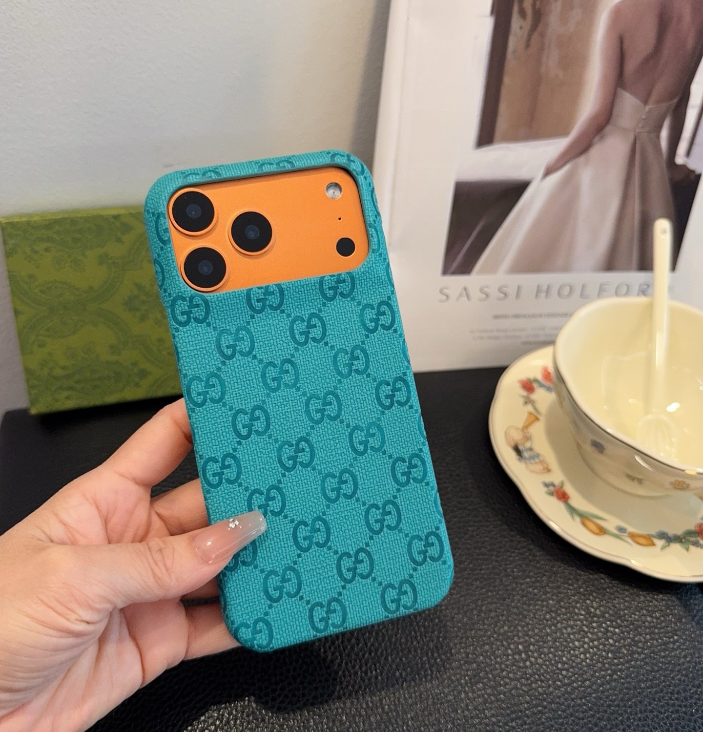 P85 🔥星宇橙系列 古驰压花iphone手机壳  官网原版皮➕原版素材，经典高端[强]
型号：为了不出现报错型号，请打开本机查看手机设置显示的型号⚠️⚠️⚠️
iPhone17系列更新 
iphone17promax
iPhone17pro
iPhone17
iPhone16pro Max（6.9）
iPhone16pro。   （6.3）
iPhone16 （6.3）
iPhone15pro max （6.7）
iPhone15pro（6.1）
iPhone15（6.1）
需定制型号（14/14pro/14pm/13pro，13/13promax/12/12pm）