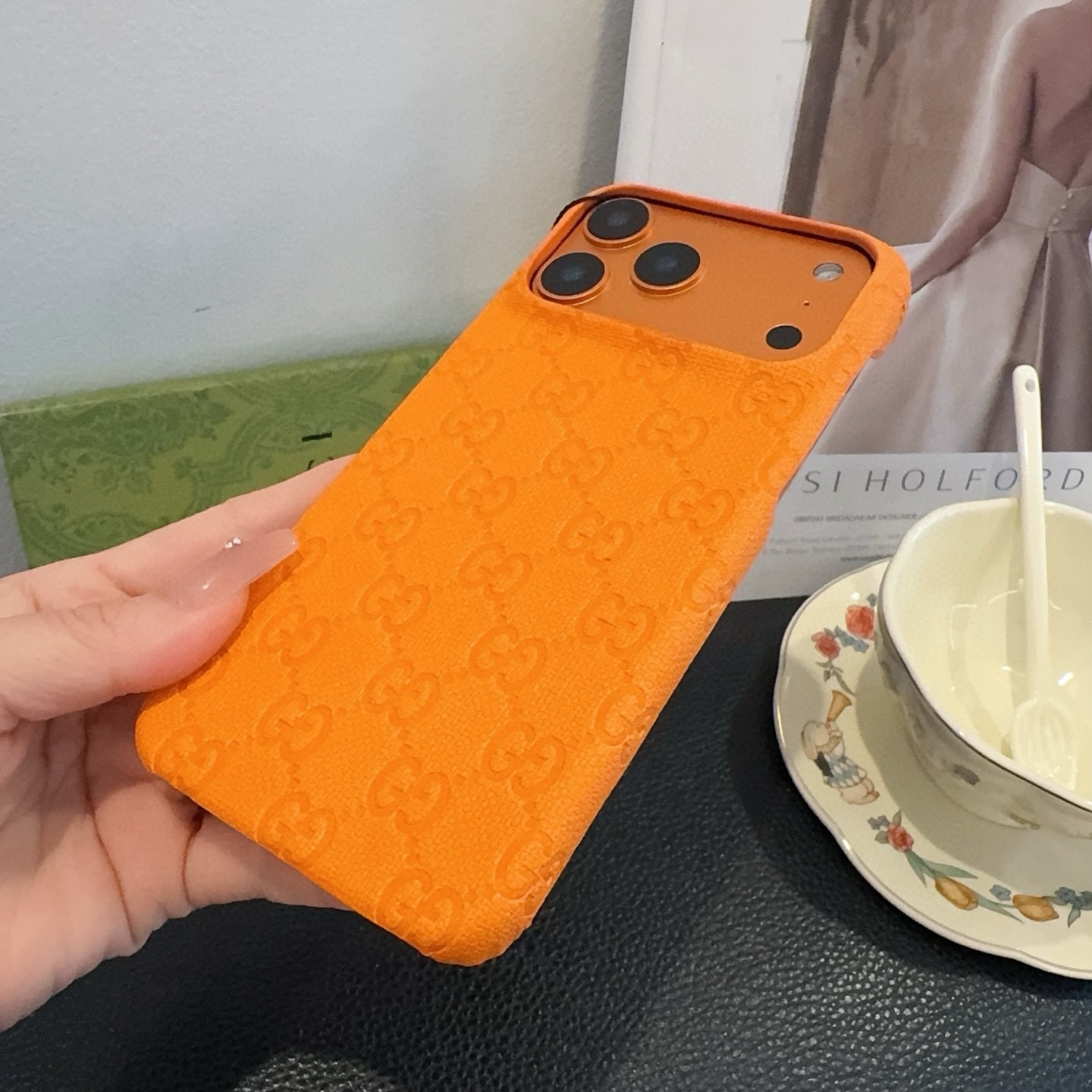 P85 🔥星宇橙系列 古驰压花iphone手机壳  官网原版皮➕原版素材，经典高端[强]
型号：为了不出现报错型号，请打开本机查看手机设置显示的型号⚠️⚠️⚠️
iPhone17系列更新 
iphone17promax
iPhone17pro
iPhone17
iPhone16pro Max（6.9）
iPhone16pro。   （6.3）
iPhone16 （6.3）
iPhone15pro max （6.7）
iPhone15pro（6.1）
iPhone15（6.1）
需定制型号（14/14pro/14pm/13pro，13/13promax/12/12pm）
