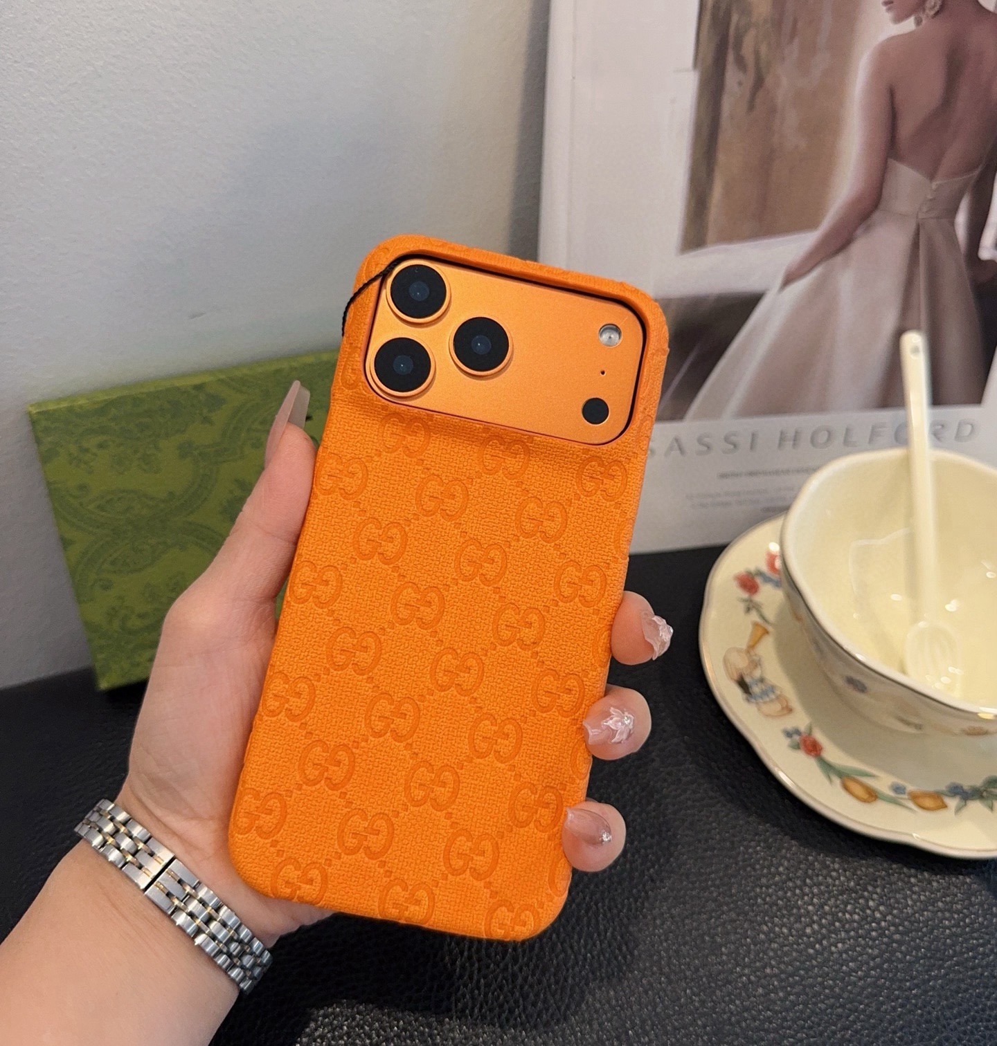 P85 🔥星宇橙系列 古驰压花iphone手机壳  官网原版皮➕原版素材，经典高端[强]
型号：为了不出现报错型号，请打开本机查看手机设置显示的型号⚠️⚠️⚠️
iPhone17系列更新 
iphone17promax
iPhone17pro
iPhone17
iPhone16pro Max（6.9）
iPhone16pro。   （6.3）
iPhone16 （6.3）
iPhone15pro max （6.7）
iPhone15pro（6.1）
iPhone15（6.1）
需定制型号（14/14pro/14pm/13pro，13/13promax/12/12pm）